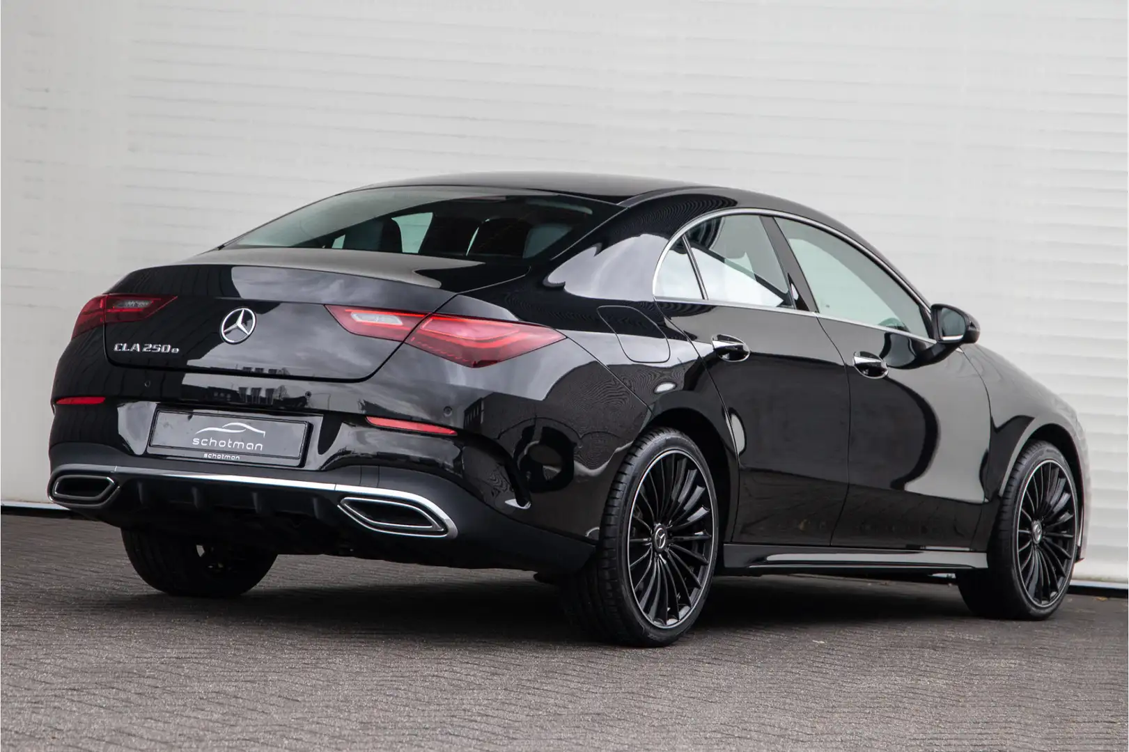 Mercedes-Benz CLA 250 e AMG Facelift, Distronic, Trekhaak, Widescreen, S Schwarz - 2