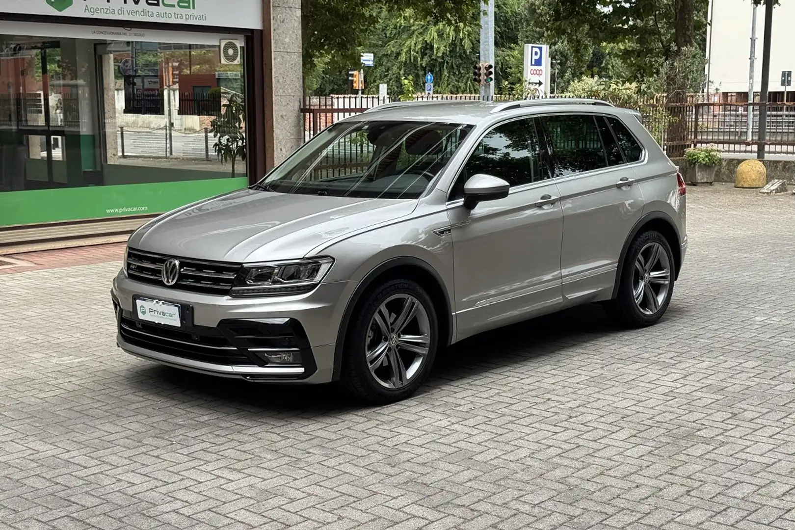 Volkswagen Tiguan Tiguan 1.6 TDI SCR Sport BlueMotion Technology Zilver - 1