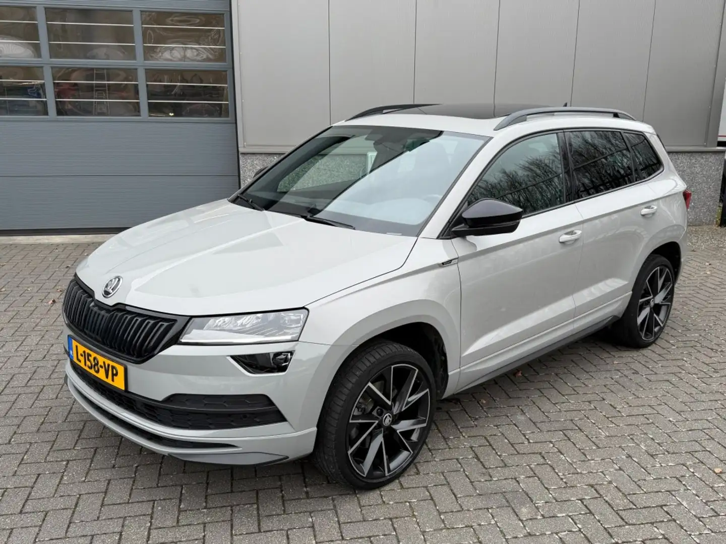 Skoda Karoq 1.5 TSI SPORT Panoramak Camera Winter Navi ACC Gris - 1