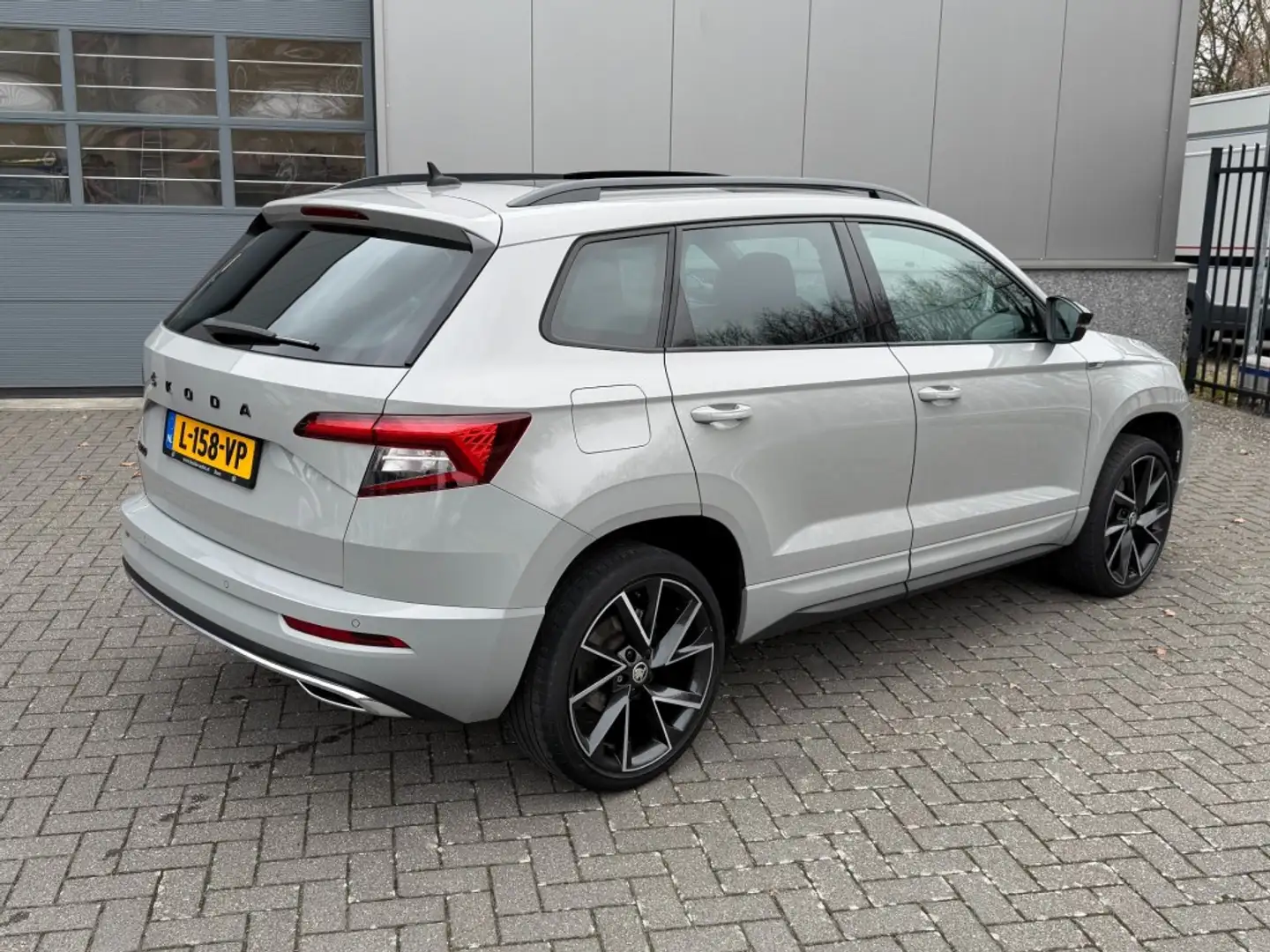 Skoda Karoq 1.5 TSI SPORT Panoramak Camera Winter Navi ACC Gris - 2