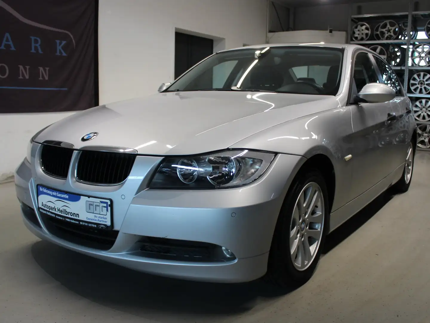 BMW 320 320i E90 Limo*Automatik*PDC*Klima*17.850km Grau - 1