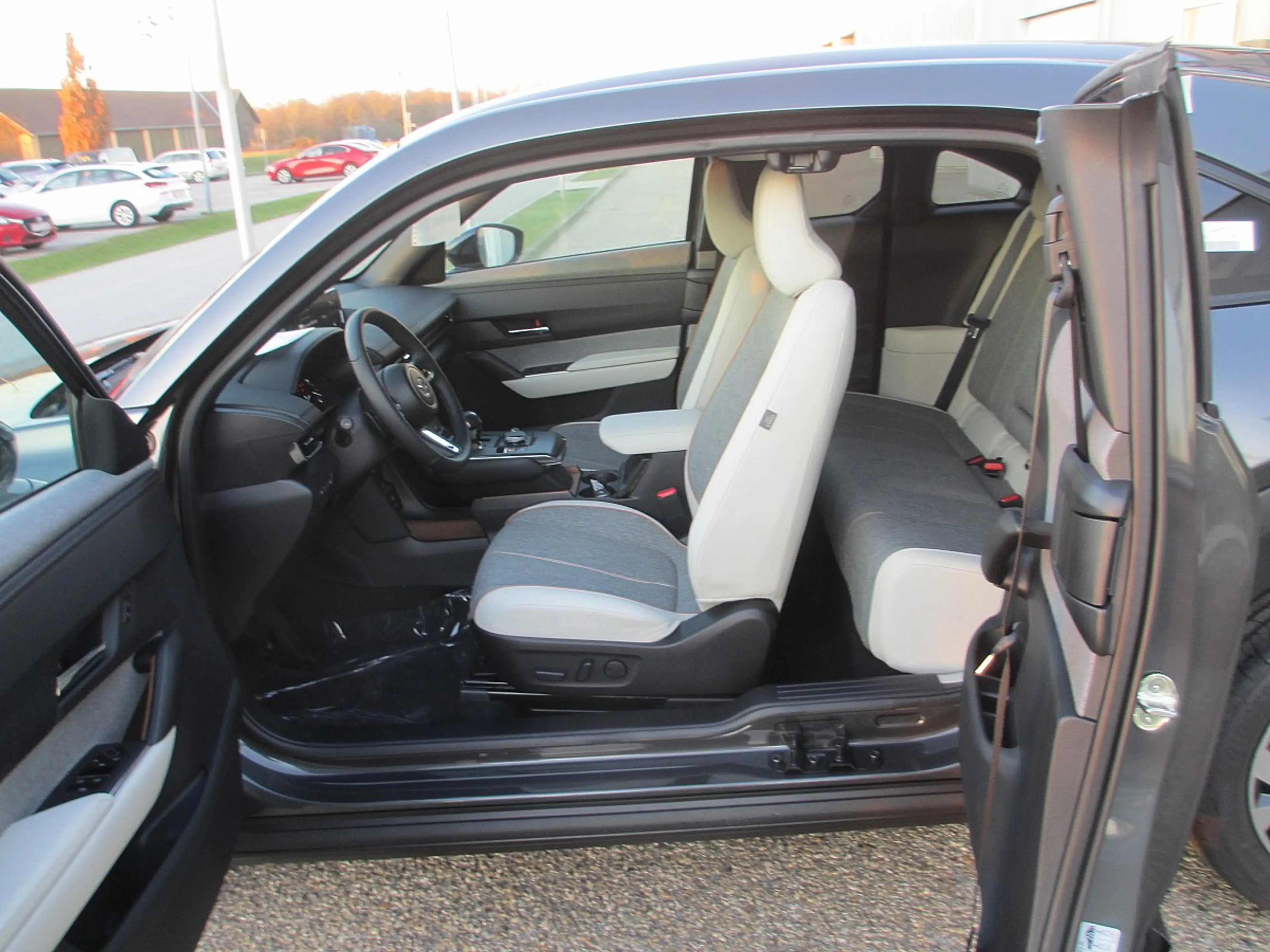 Mazda MX-30 Mazda /MX-30 / R-EV / MAKOTO MODERN CONFIDENCE — photo 15