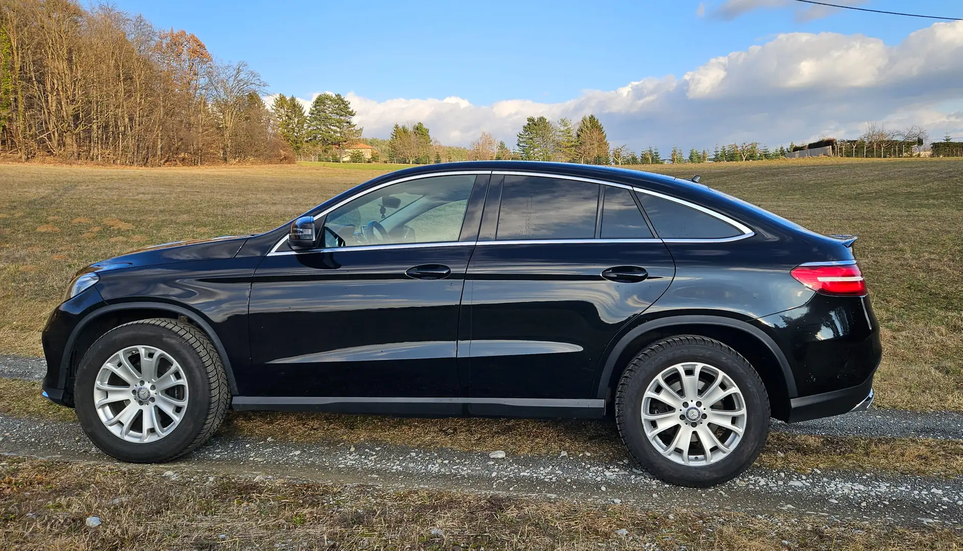 Mercedes-Benz GLE 350 Top Zustand GLE 350 d Coupé 4MATIC Aut. Sportpaket AMG Line innen und außen schwarz metallic Schwarz - 2