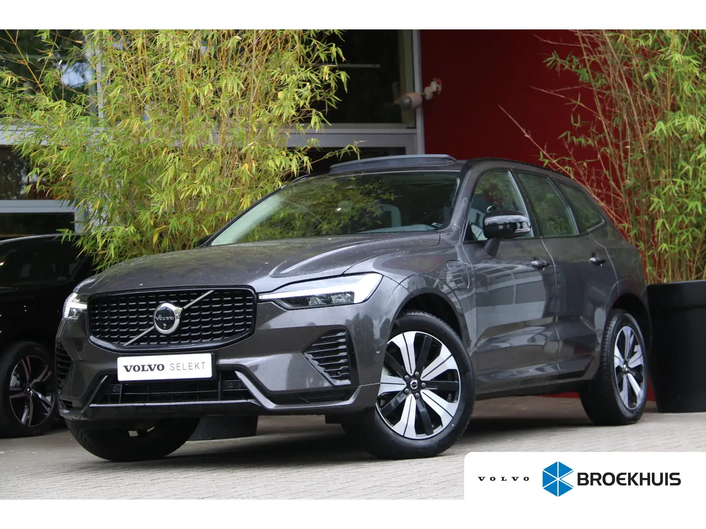 Volvo XC60 2.0 T6 Plug-in hybrid AWD Plus Dark | Trekhaak | 3 Grijs - 1