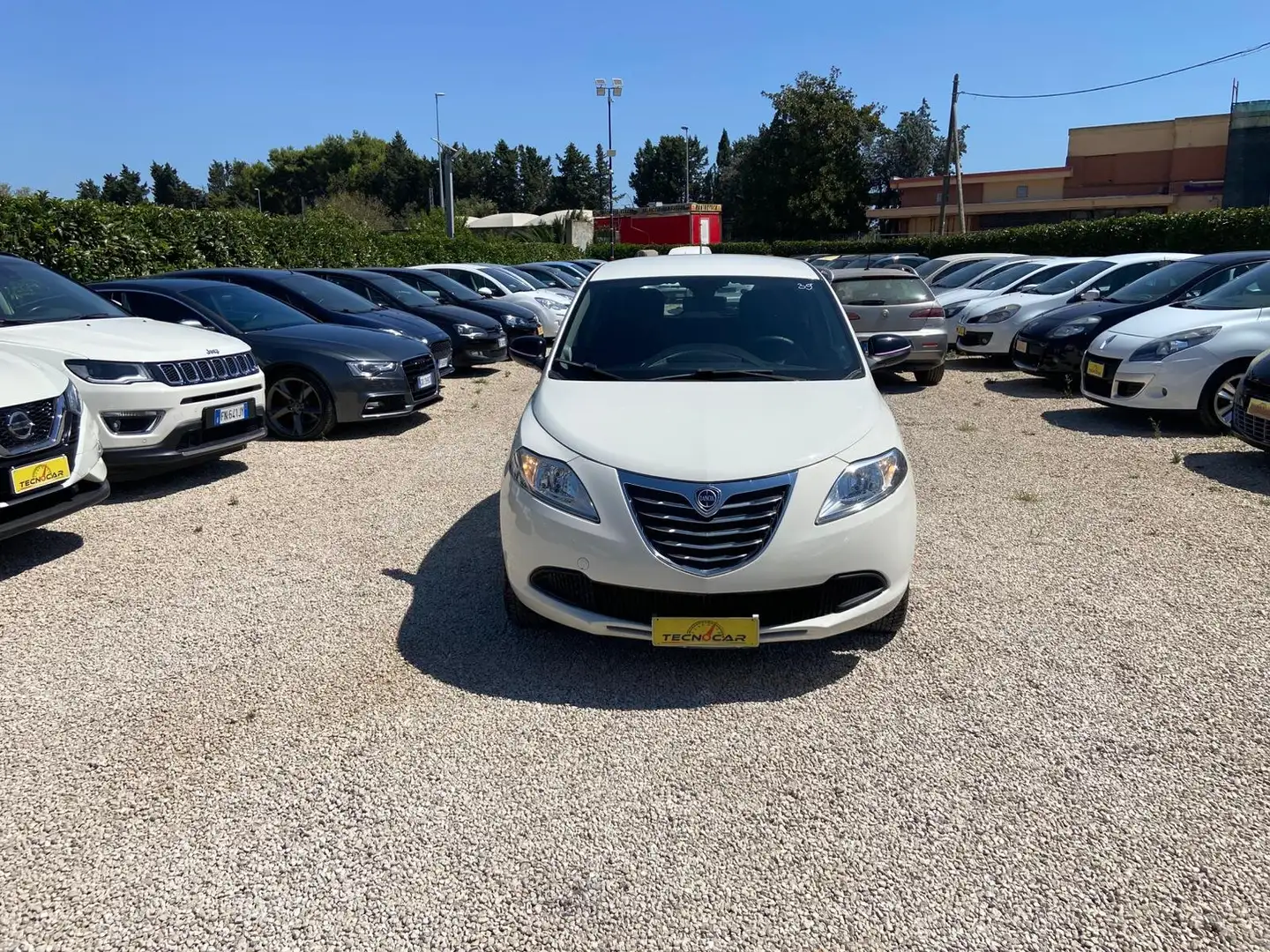 Lancia Ypsilon Ypsilon III 2011 0.9 t.air metano 80cv Bianco - 1