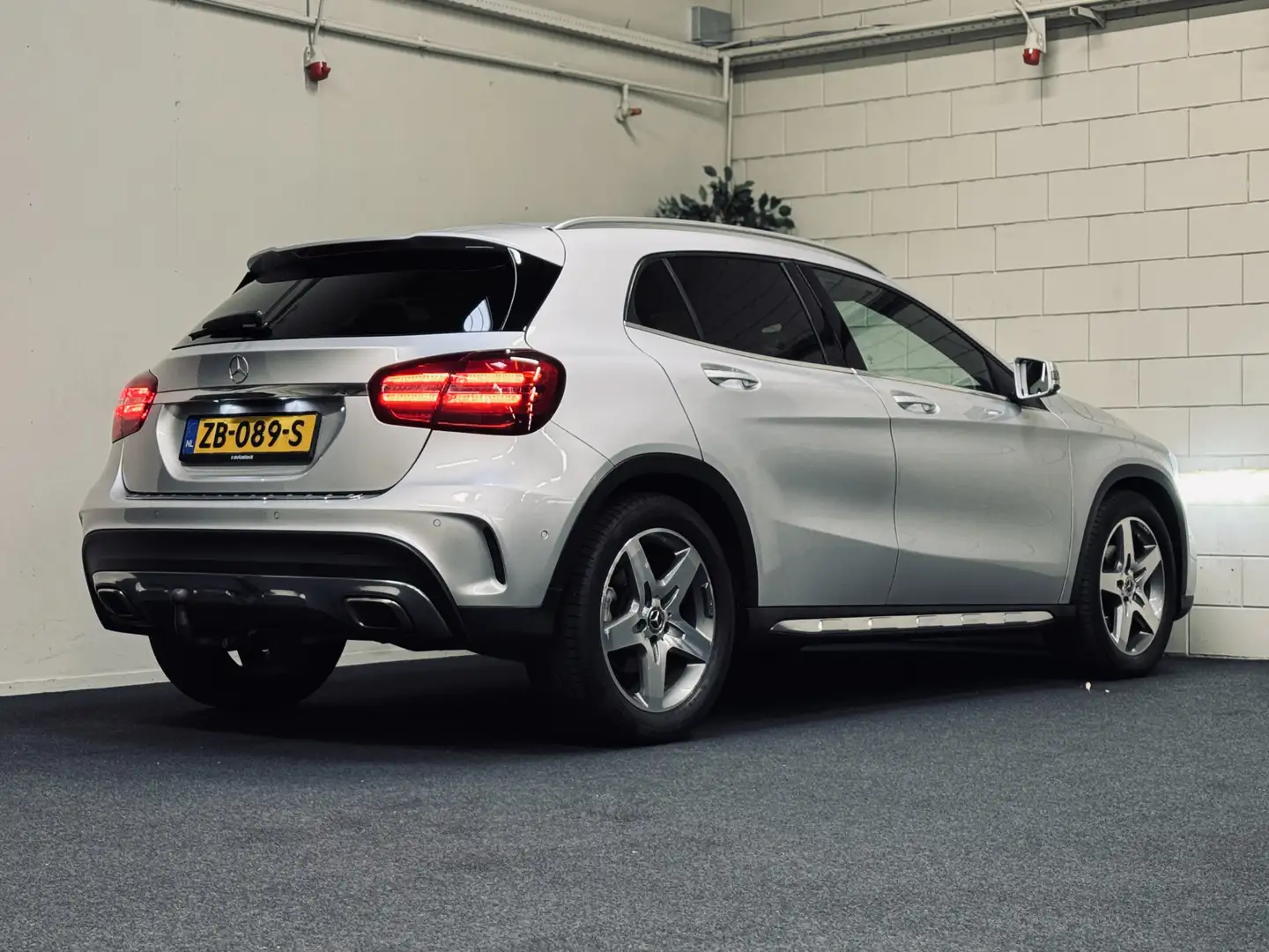 Mercedes-Benz GLA 180 Sport Edition Premium AMG Line | Trekhaak | Camera Gris - 2