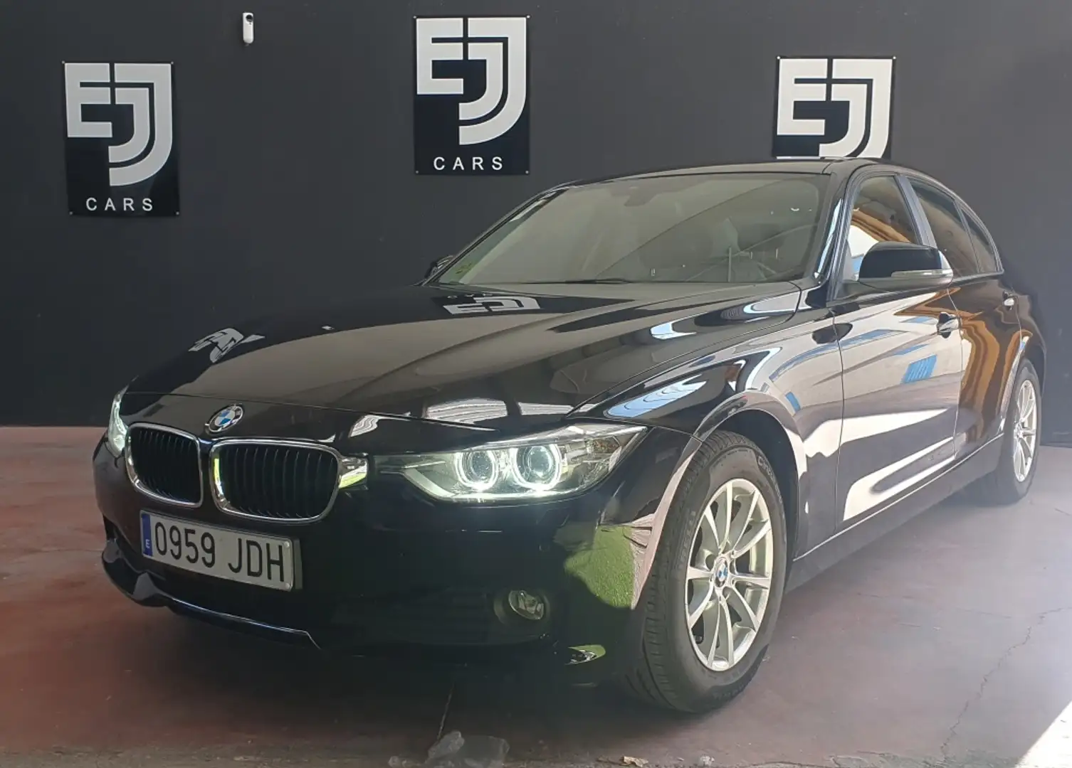 BMW 318 318dA Essential Plus Edition Noir - 2