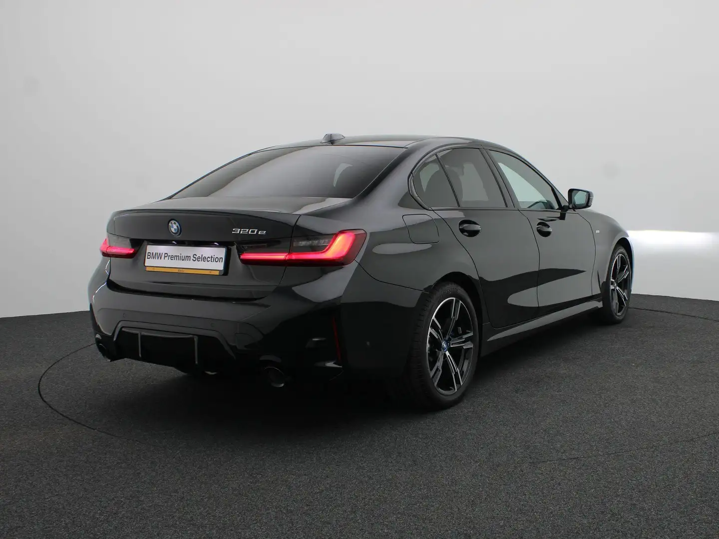 BMW 320 3 Serie Sedan 320e M Sportpakket | Travel Pack | I Zwart - 2