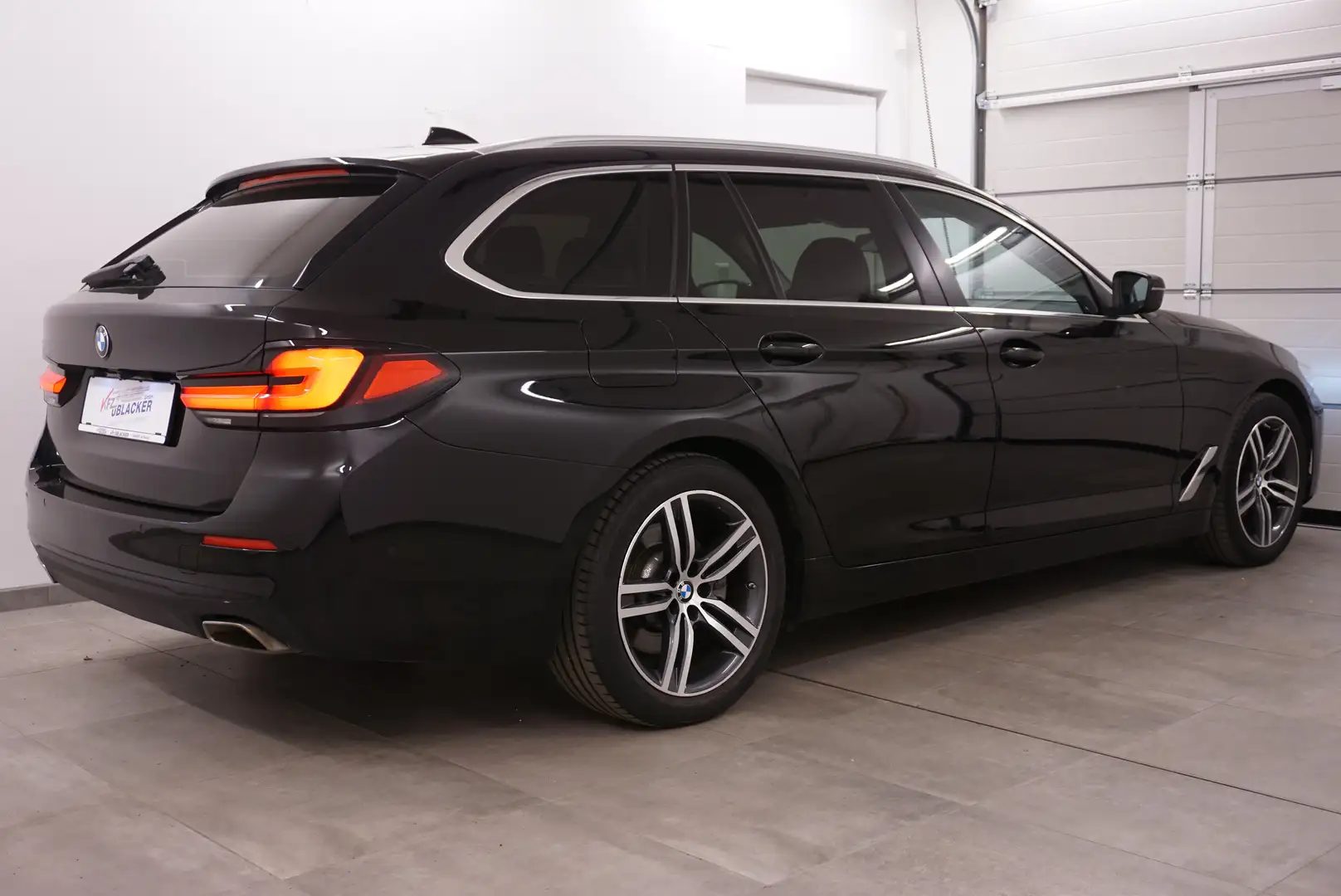 BMW 520 d Sport // Panoramadach // Vollleder // Schwarz - 2