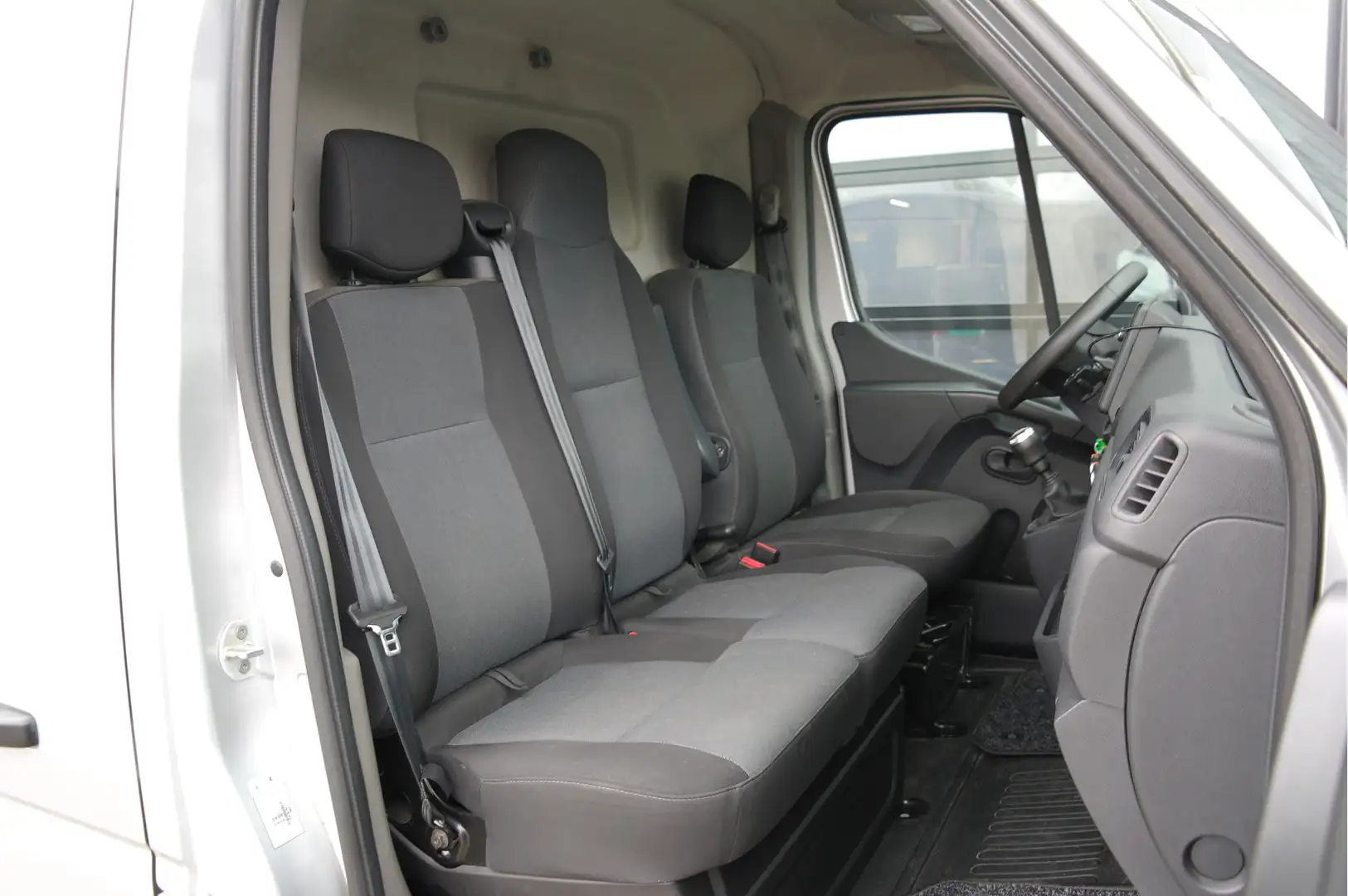 Renault Master T28 2.3 dCi 135 L1H1 Work Edition | NL-Auto | Crui Grijs - 2