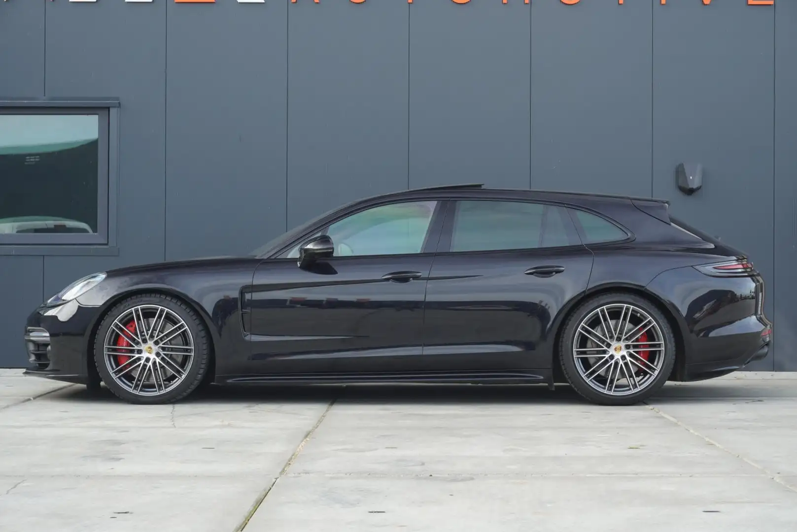 Porsche Panamera Sport Turismo 4.0 V8 Turbo 2018|Luchtvering|Akrapo Zwart - 2
