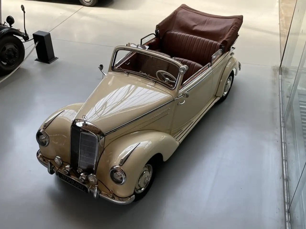 Mercedes-Benz 220
