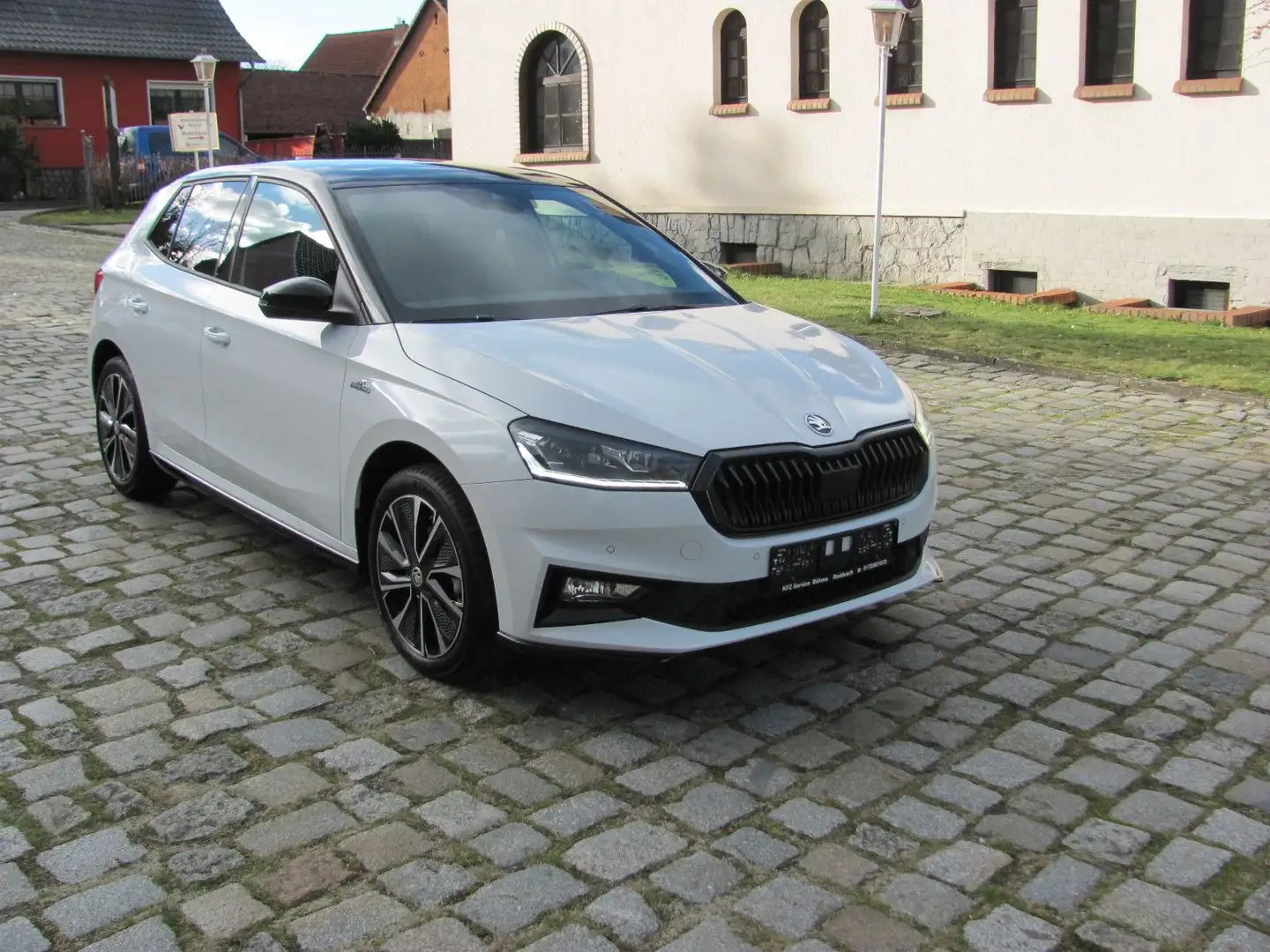 Skoda Fabia 1.0l TSI DSG 81 kW MONTE CARLO LED SHZ PDC Weiß - 1