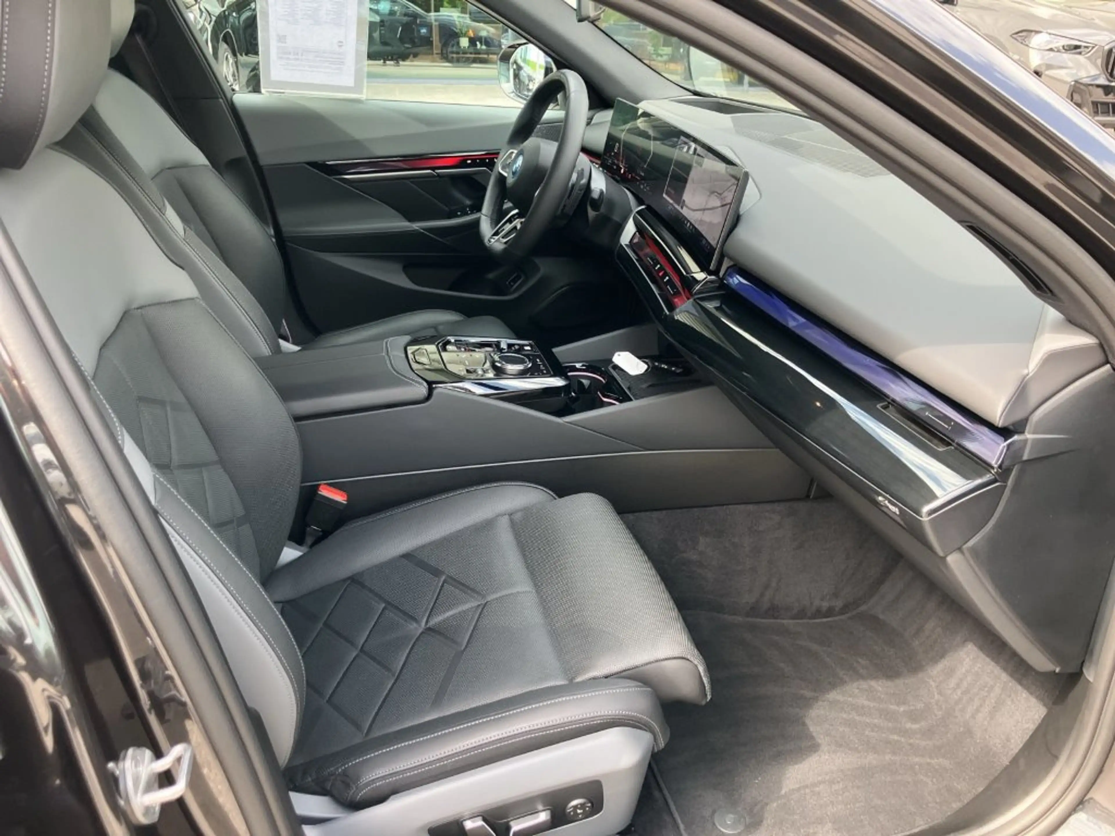 BMW 530 e xDrive — photo 14