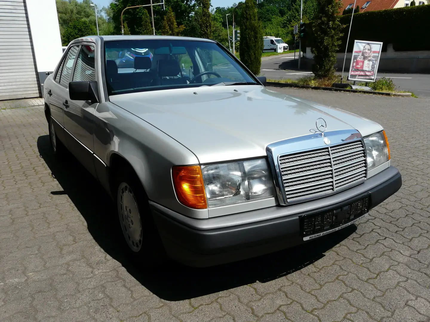 Mercedes-Benz E 300 srebrna - 1