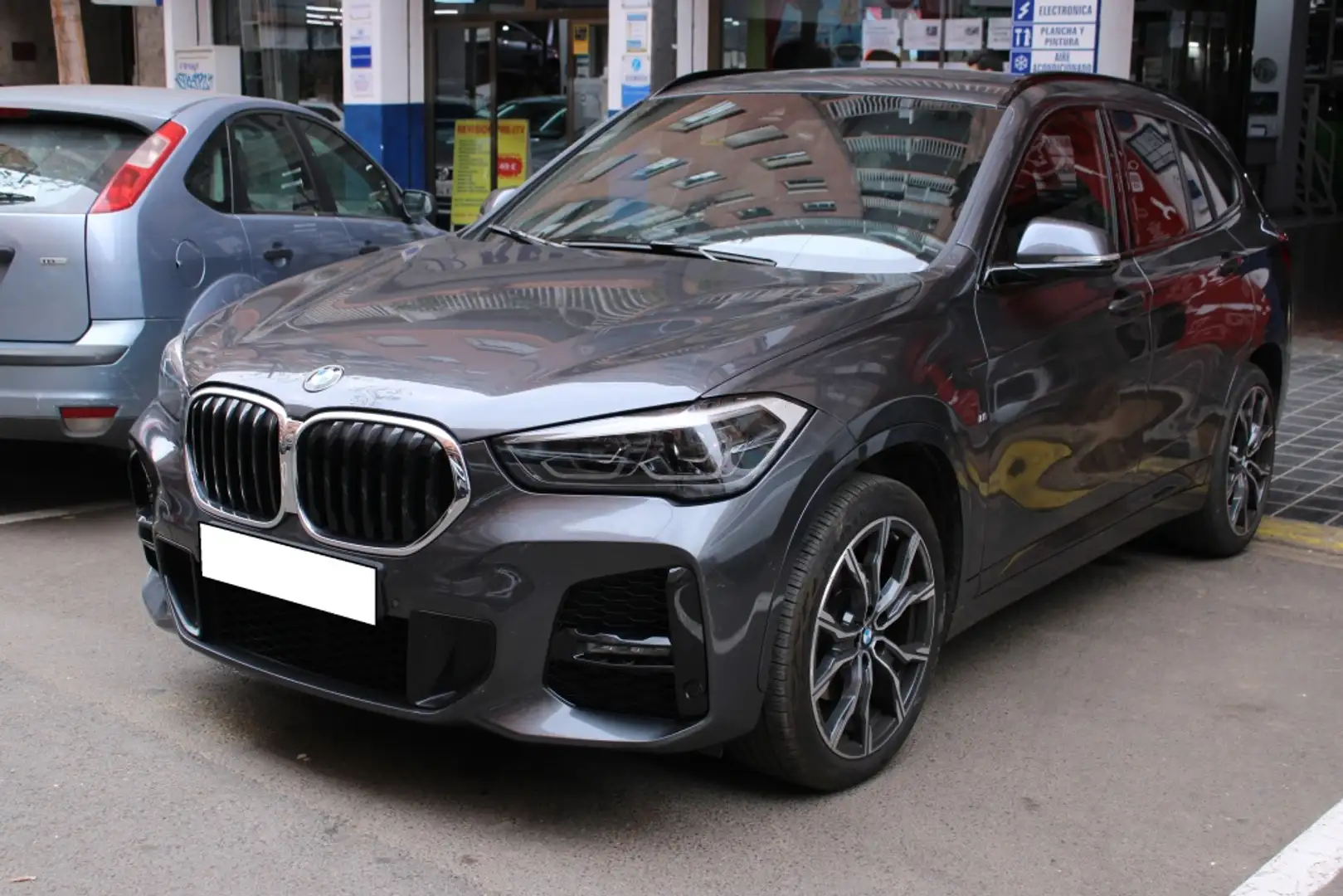 BMW X1 sDrive 18dA Corporate Gris - 1