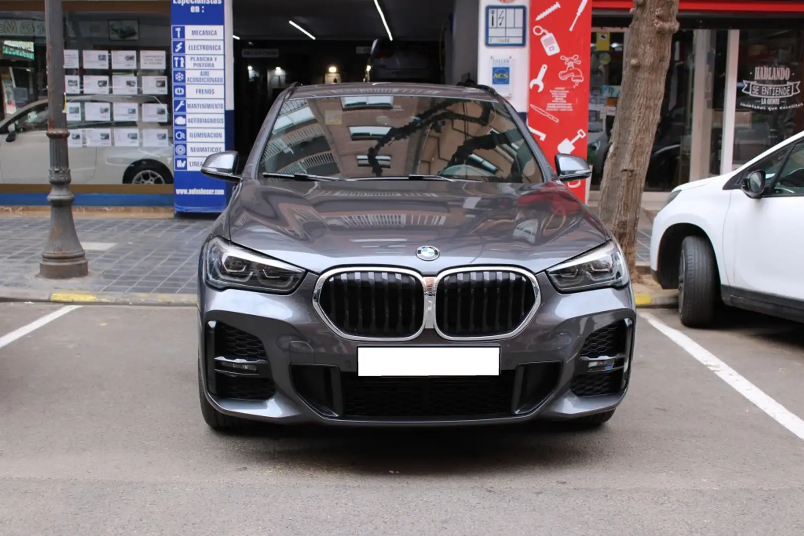 BMW X1 sDrive 18dA Corporate Gris - 2