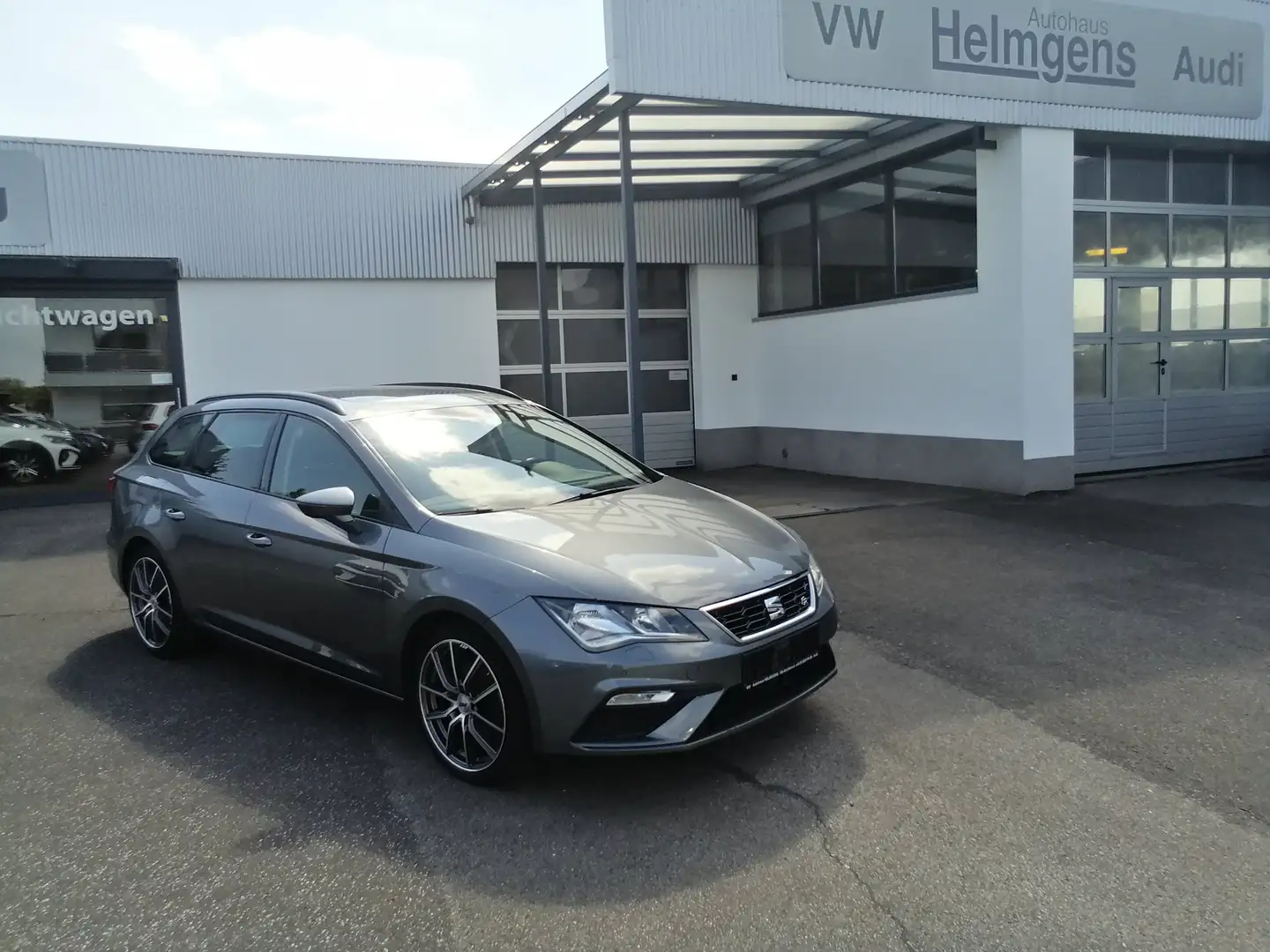 SEAT Leon ST FR 1,4 150 PS NAVI PANO SHZ GRA APP PDC Gris - 1