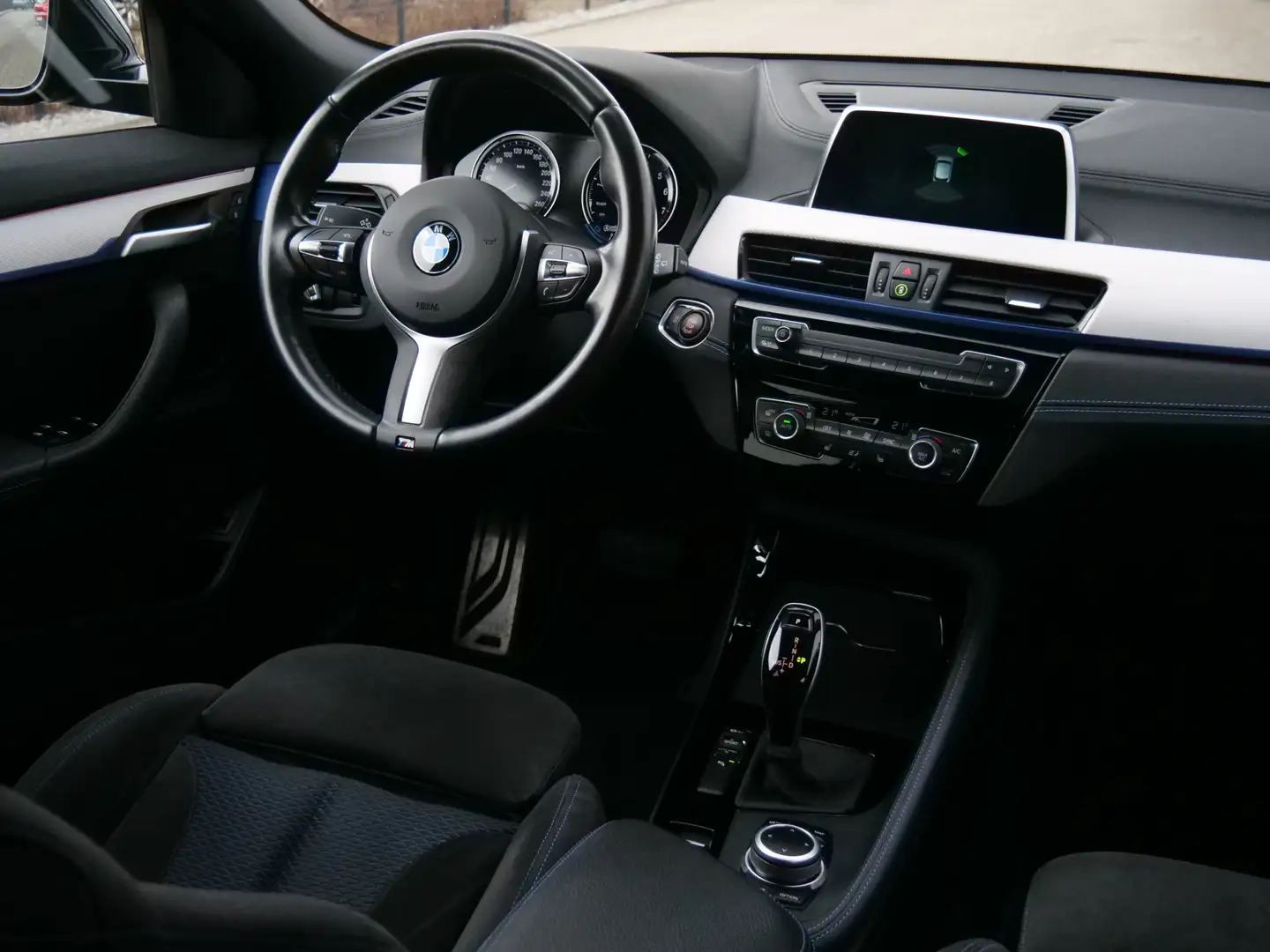 BMW X2 sDrive18i 141pk High Executive Automaat Navigatie Zwart - 2