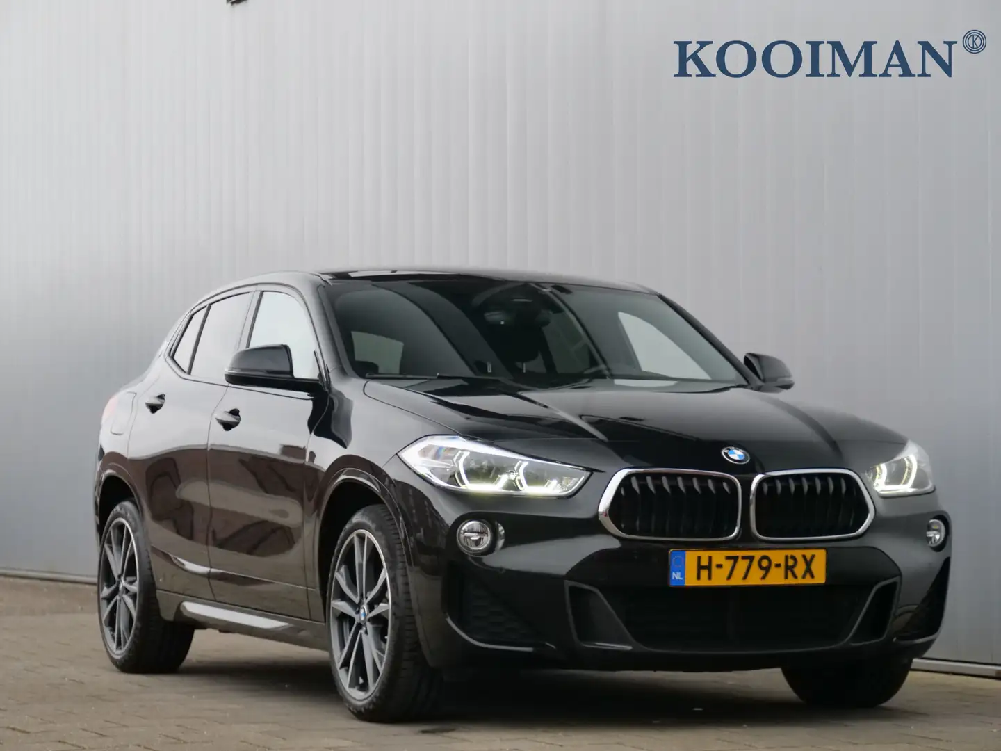 BMW X2 sDrive18i 141pk High Executive Automaat Navigatie Zwart - 1