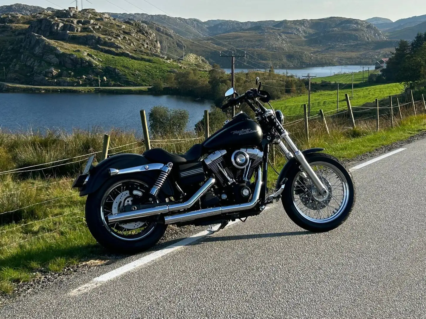 Harley-Davidson Dyna Street Bob Černá - 2