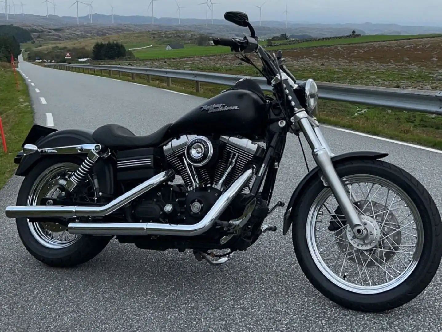 Harley-Davidson Dyna Street Bob Czarny - 1