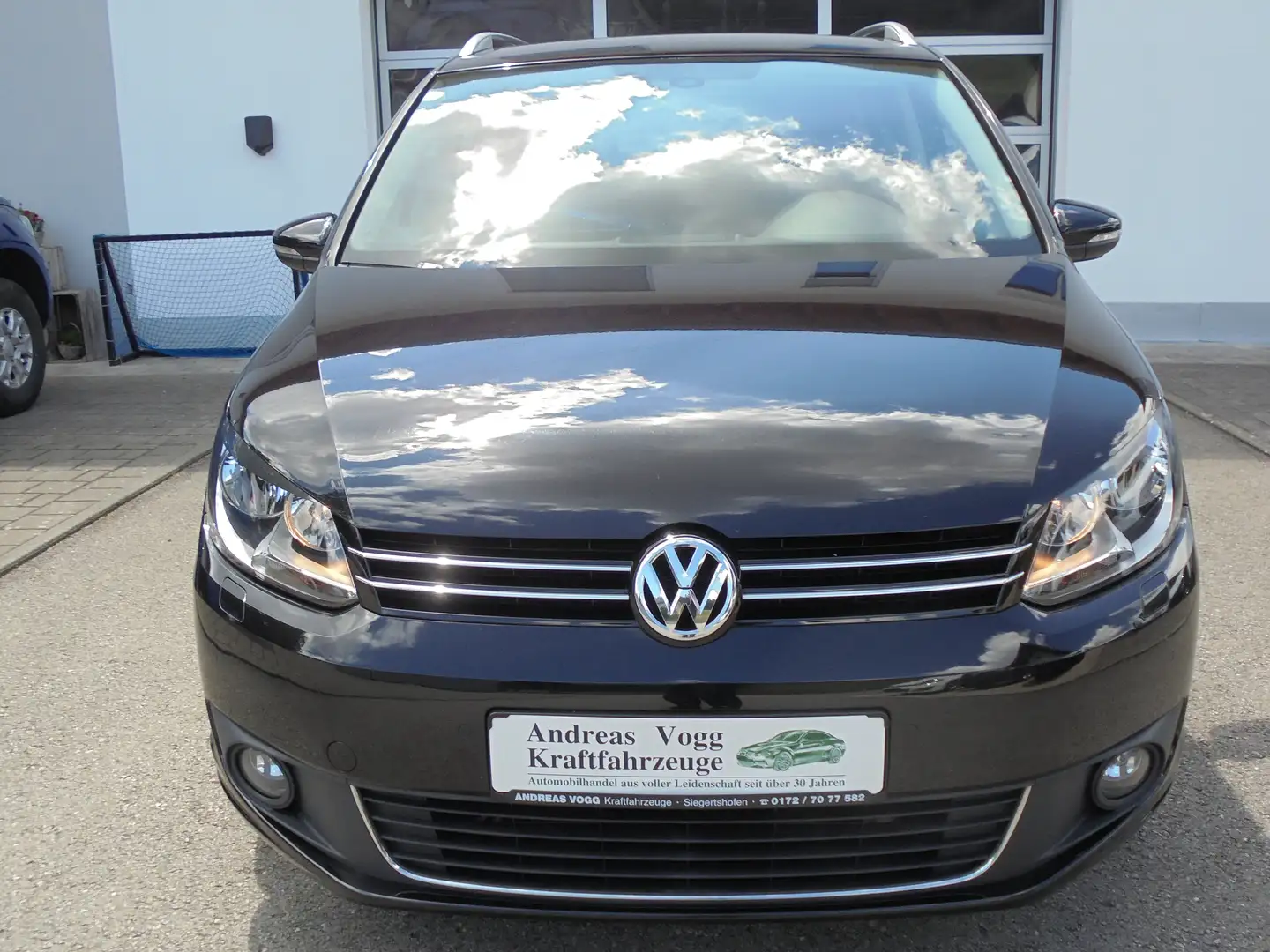 Volkswagen Touran 1,2TSI Cup BMT Sitzheizung Einparkh. AHK 1-Hand Schwarz - 2