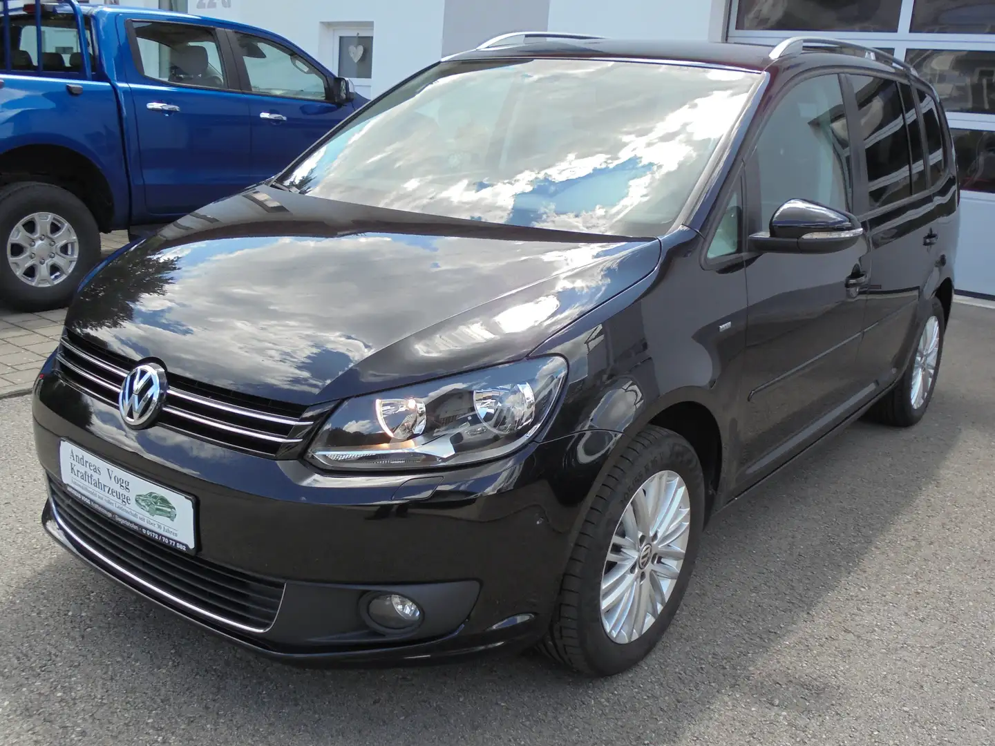 Volkswagen Touran 1,2TSI Cup BMT Sitzheizung Einparkh. AHK 1-Hand Schwarz - 1