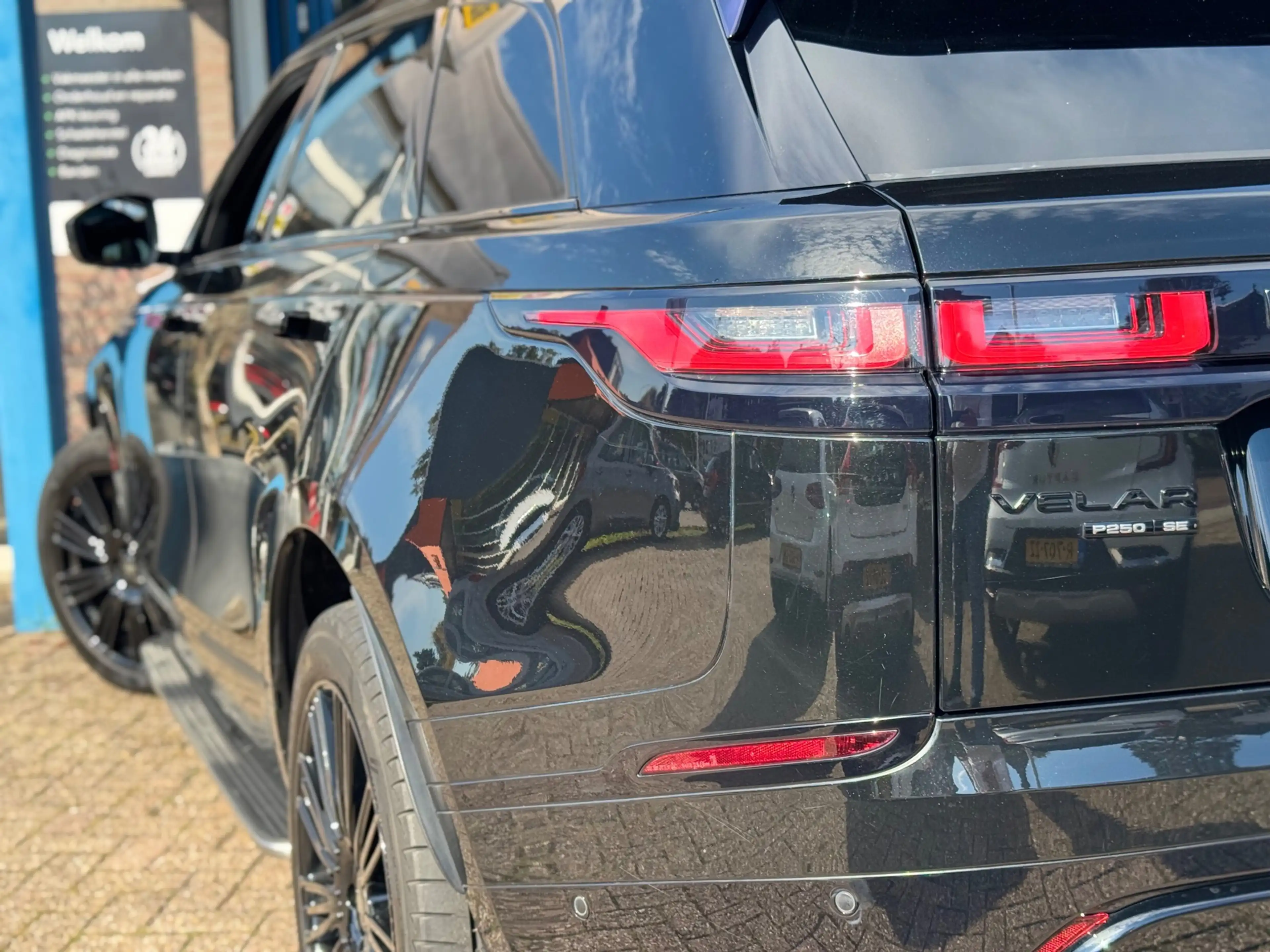 Land Rover Range Rover Velar 2.0 P250 Turbo AWD R-Dynamic SE — photo 6
