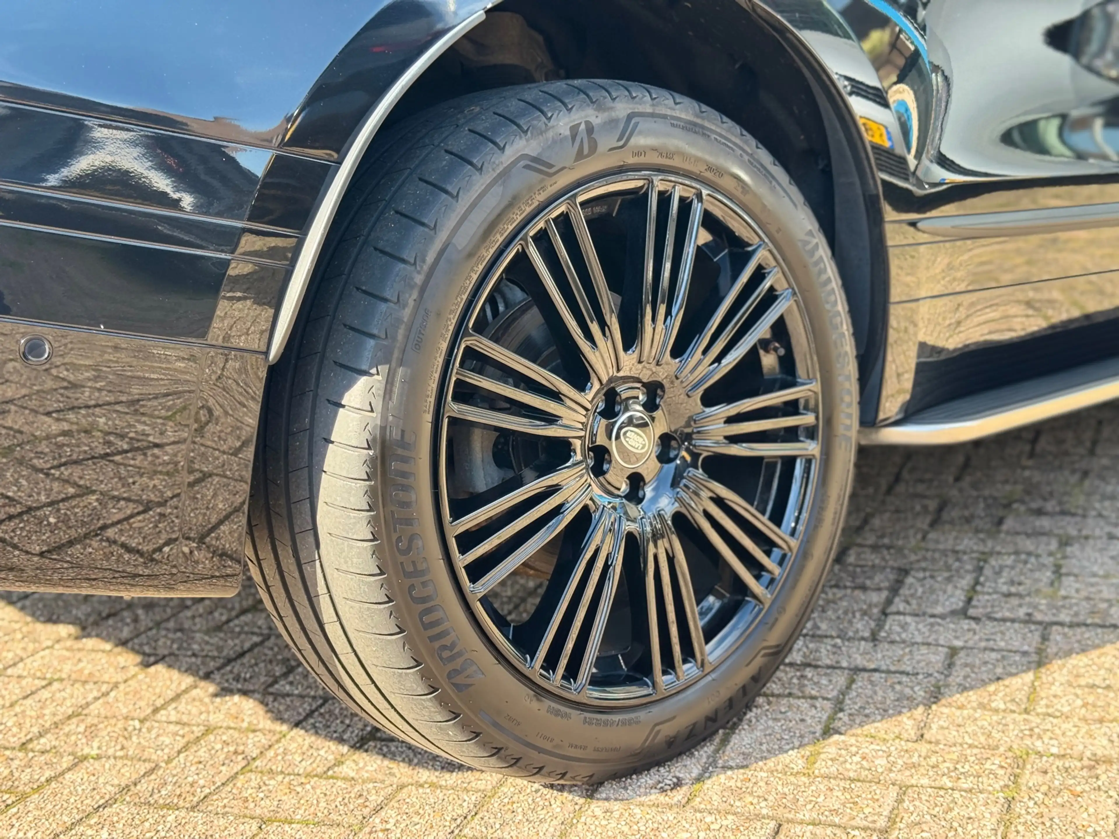 Land Rover Range Rover Velar 2.0 P250 Turbo AWD R-Dynamic SE — photo 12