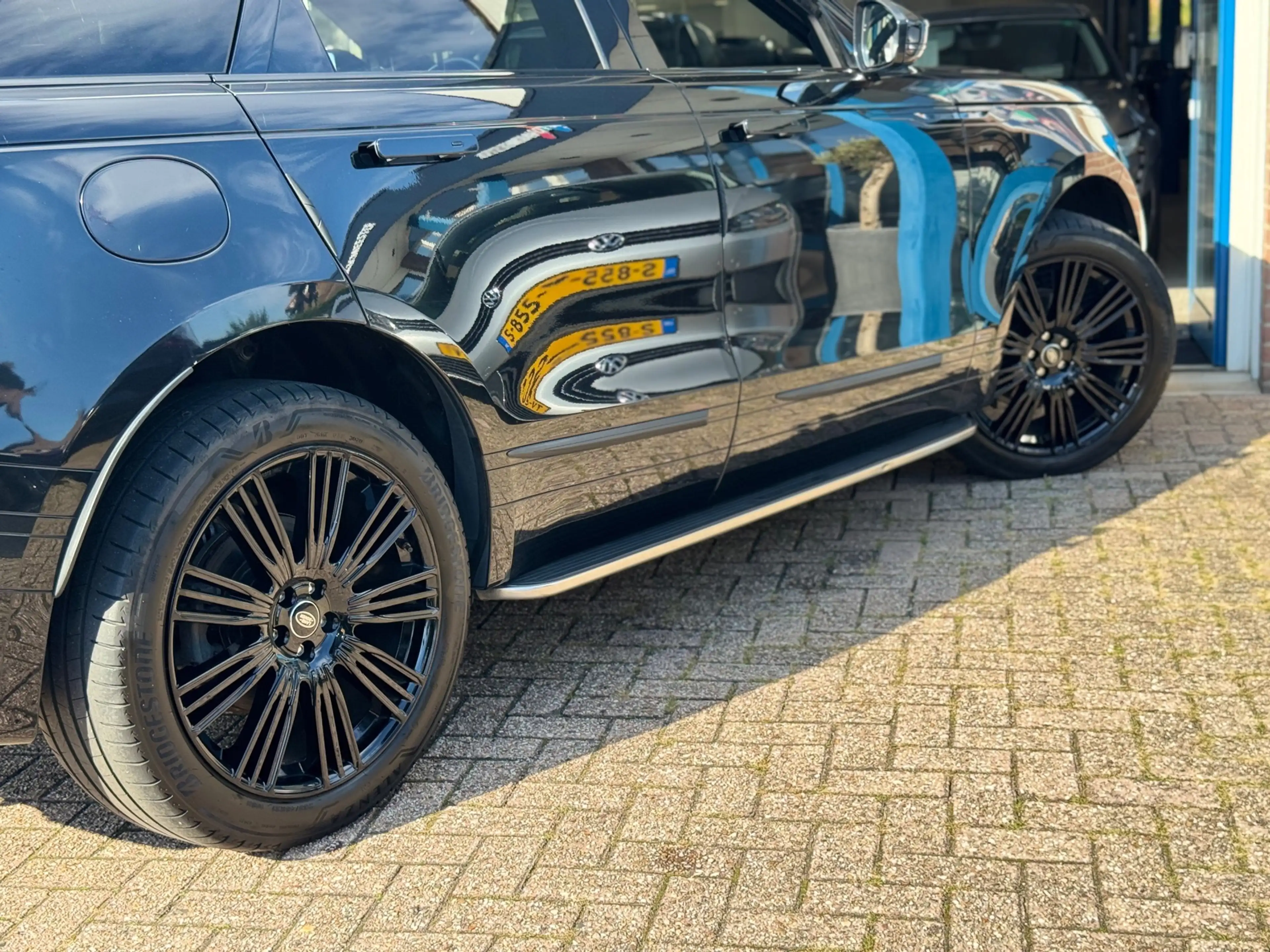 Land Rover Range Rover Velar 2.0 P250 Turbo AWD R-Dynamic SE — photo 11