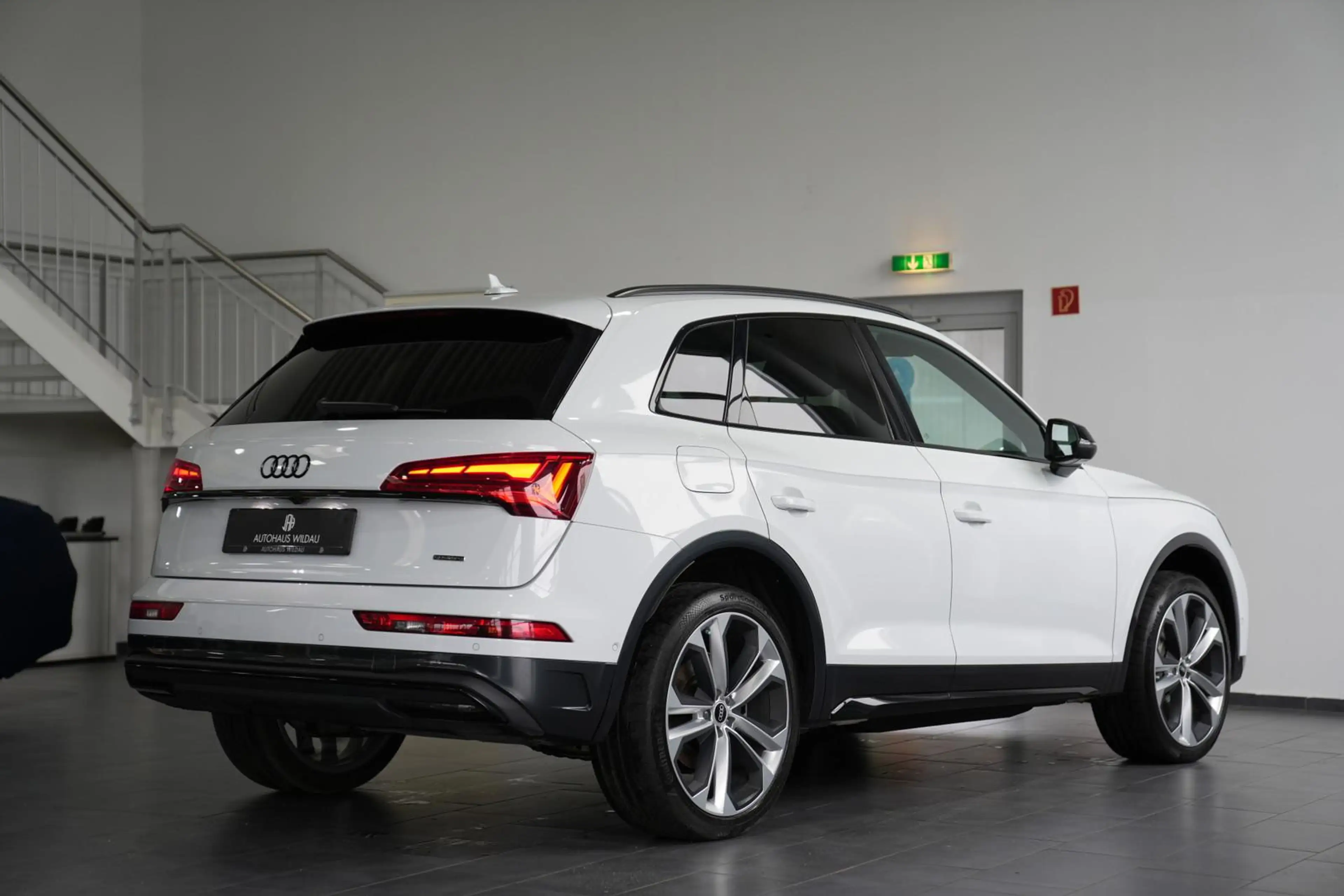 Audi Q5 40 TDI quattro S-Line *STHZ*NAV*AHK*HEAD-UP*360°* — photo 8