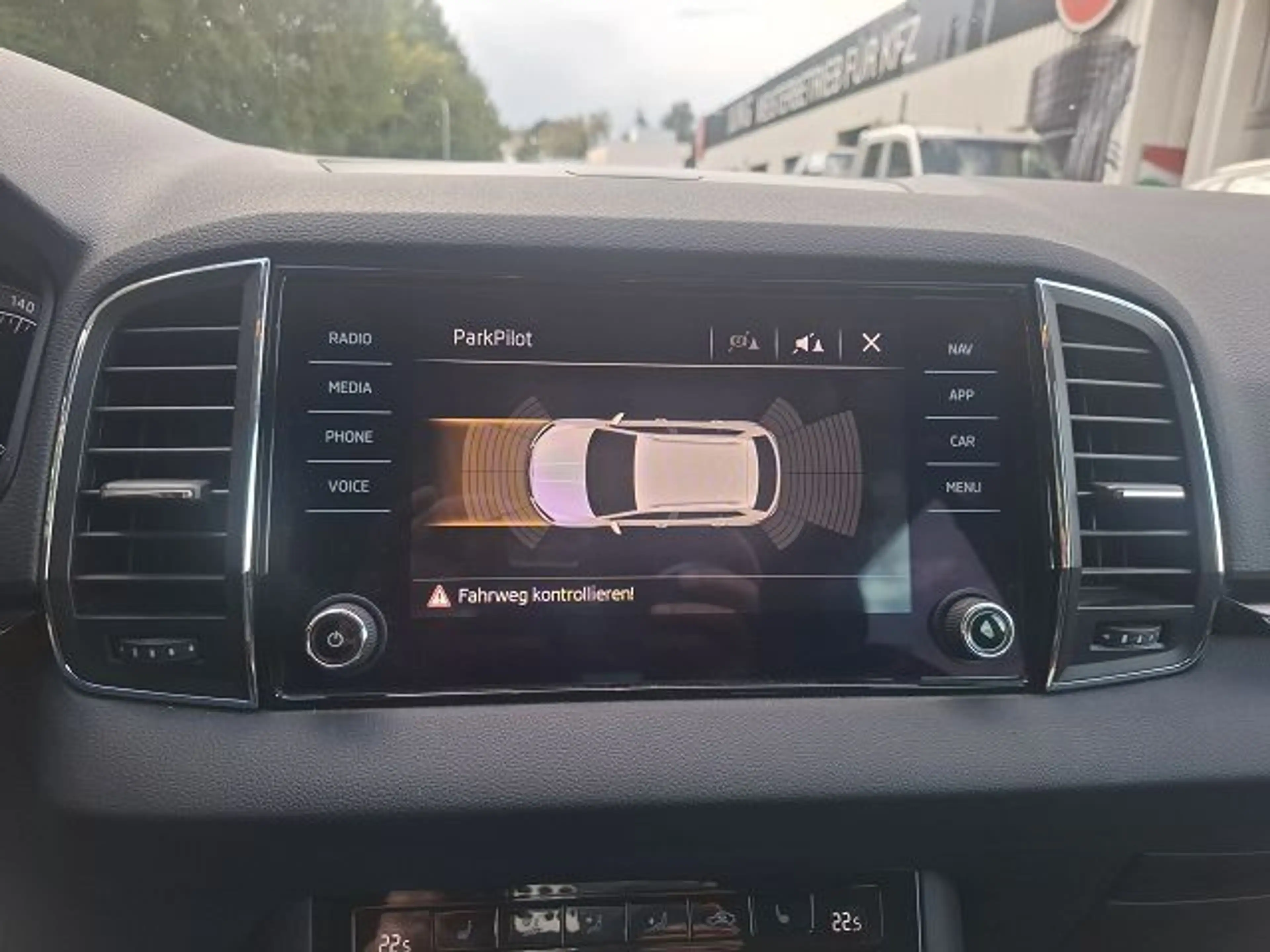 Skoda Karoq Style 4x4 8 fach bereift,Navi,Telefonie... — photo 15