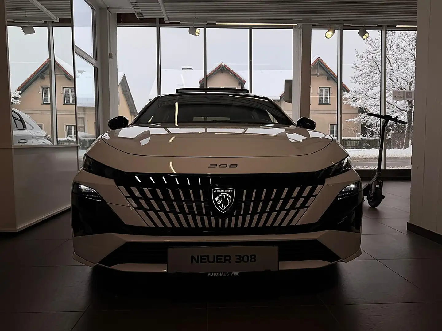 Peugeot 308 GT EXCLUSIVE Hybrid 145 e-DCS6 Weiß - 2