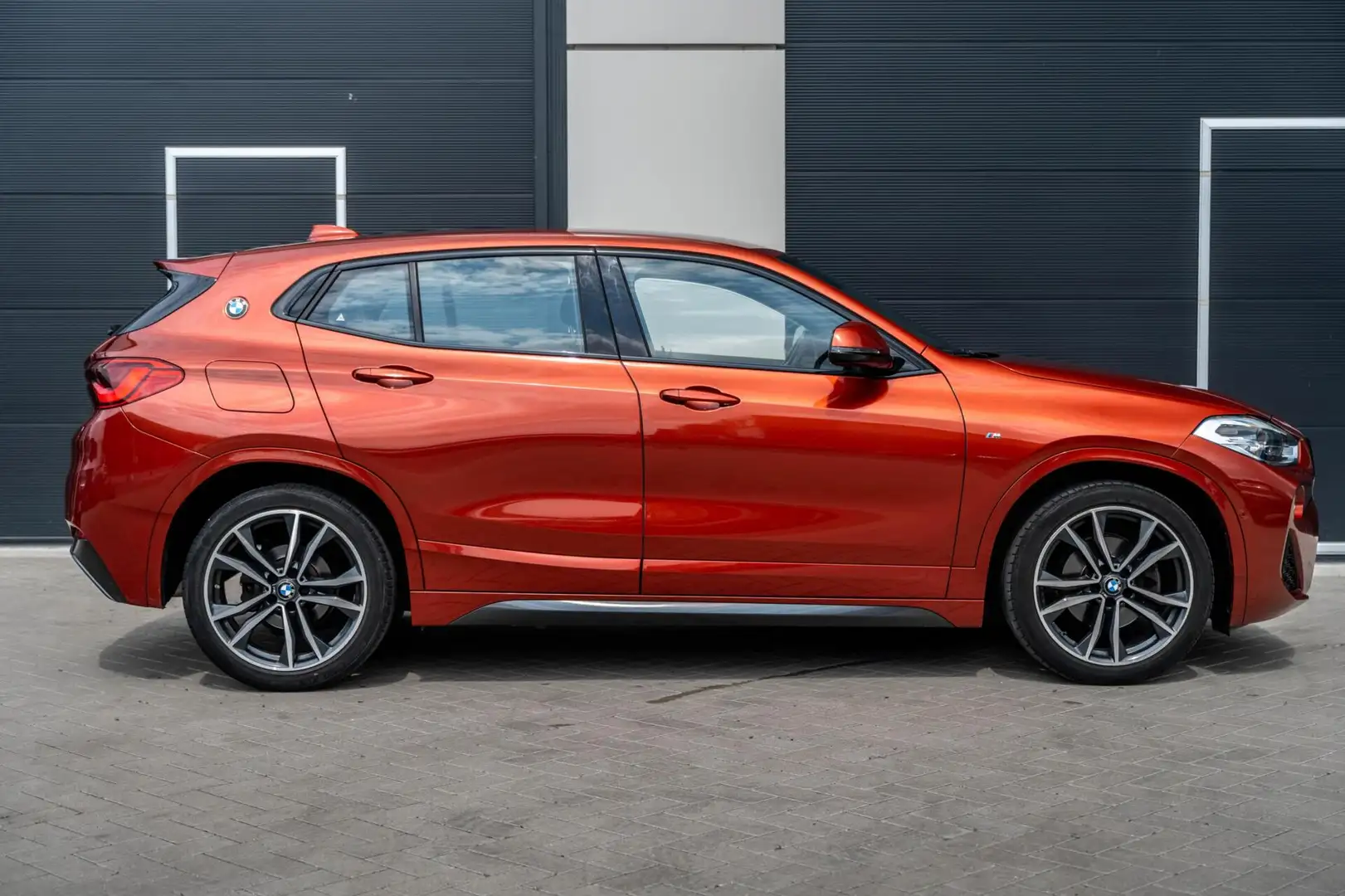 BMW X2 sDrive18i High Executive M Sport|Sfeer|19'' velgen Oranje - 2