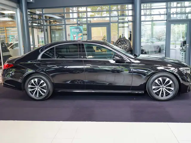 Mercedes-Benz E-Class view 3