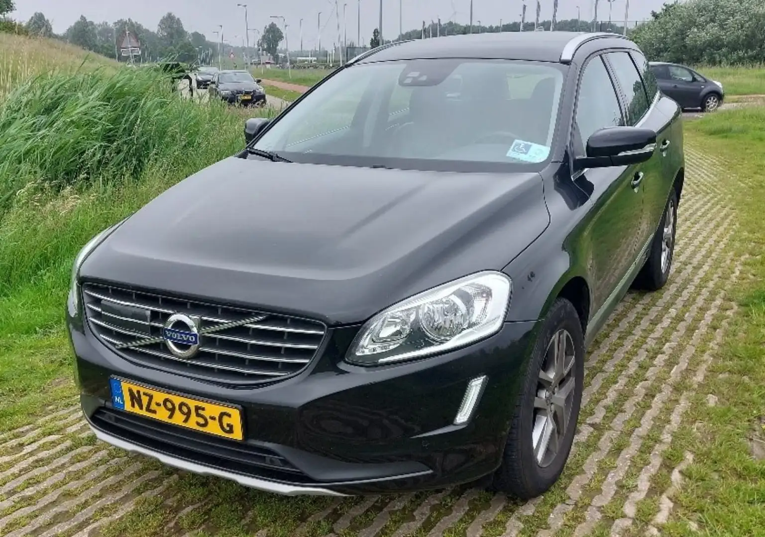 Volvo XC60 XC60 2.0 D4 FWD Polar+ Zwart - 2