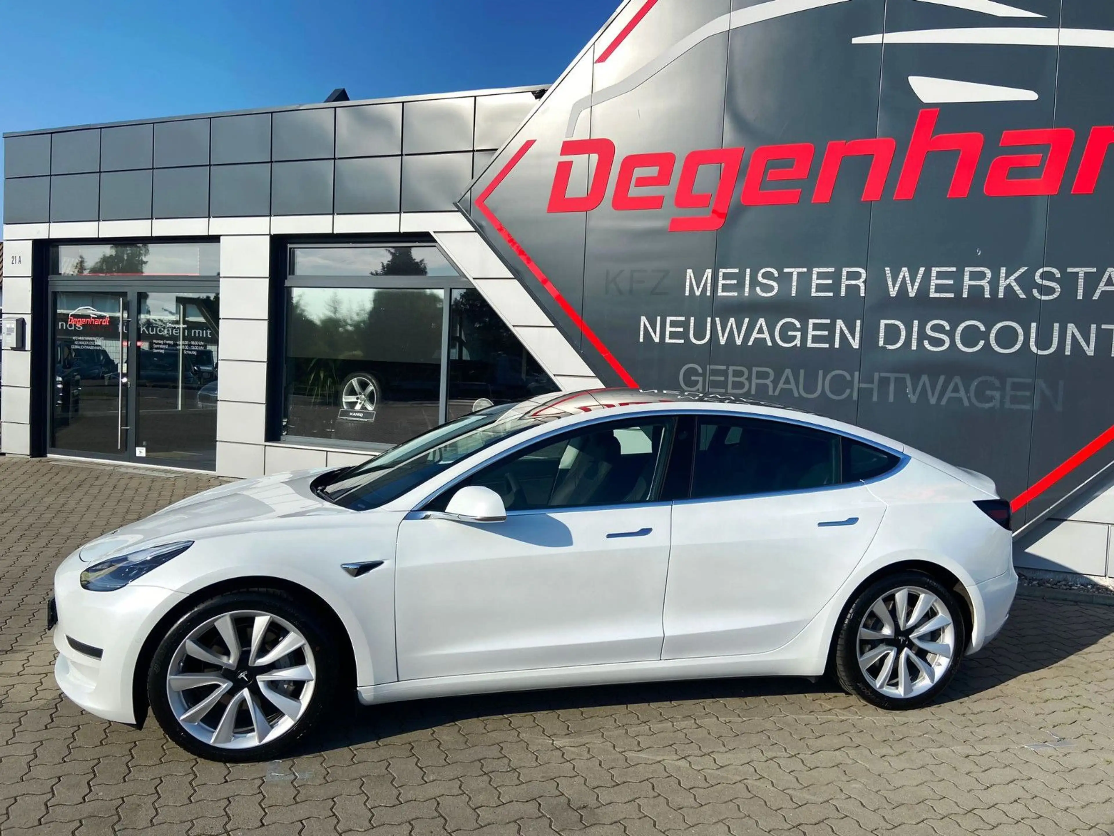 Tesla Model 3 Standard Range RWD 19" Alu SOH 94,6 — photo 6