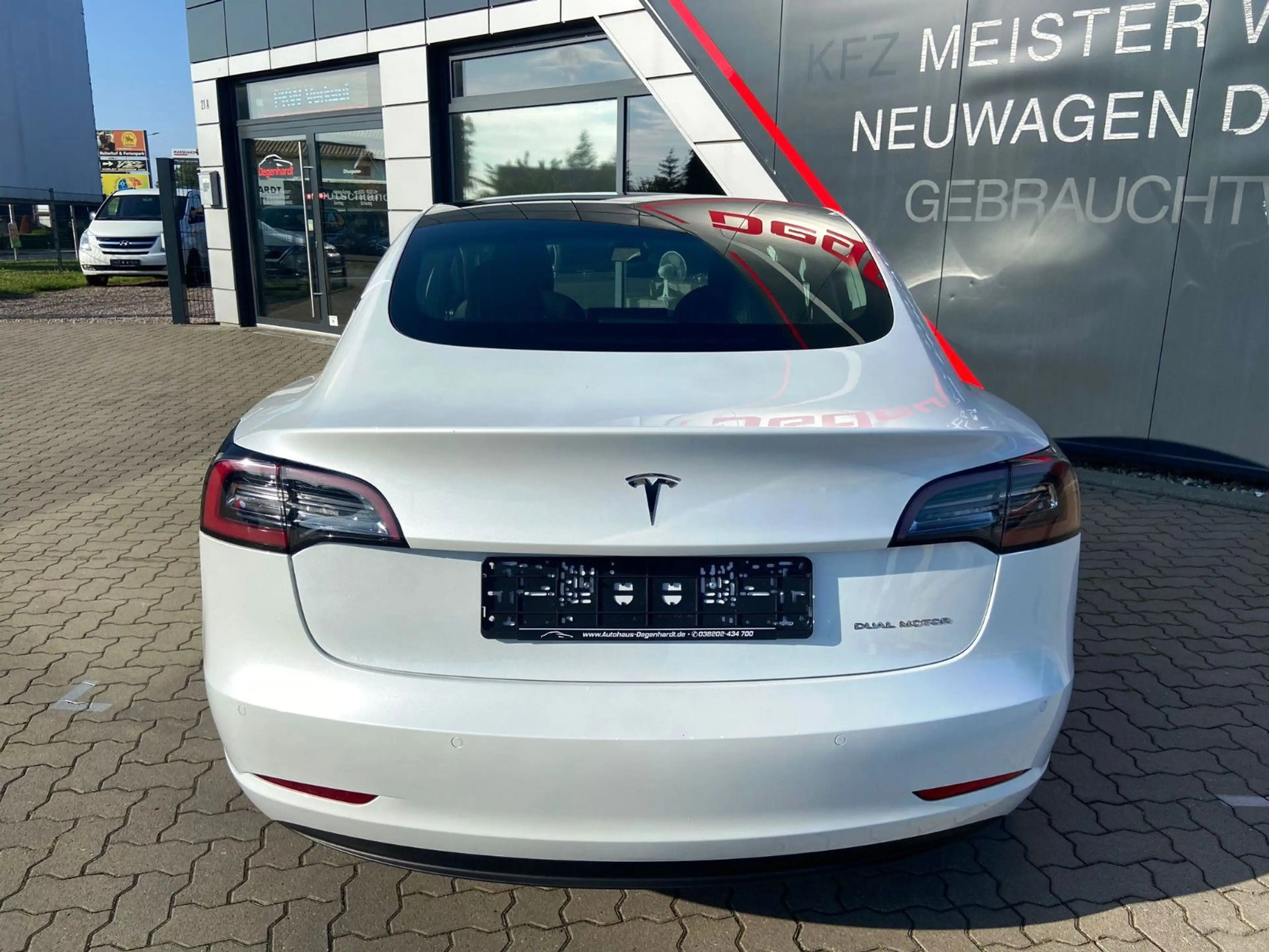 Tesla Model 3 Standard Range RWD 19" Alu SOH 94,6 — photo 9