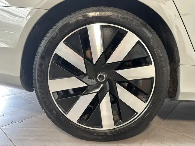 Volvo V90 view 3