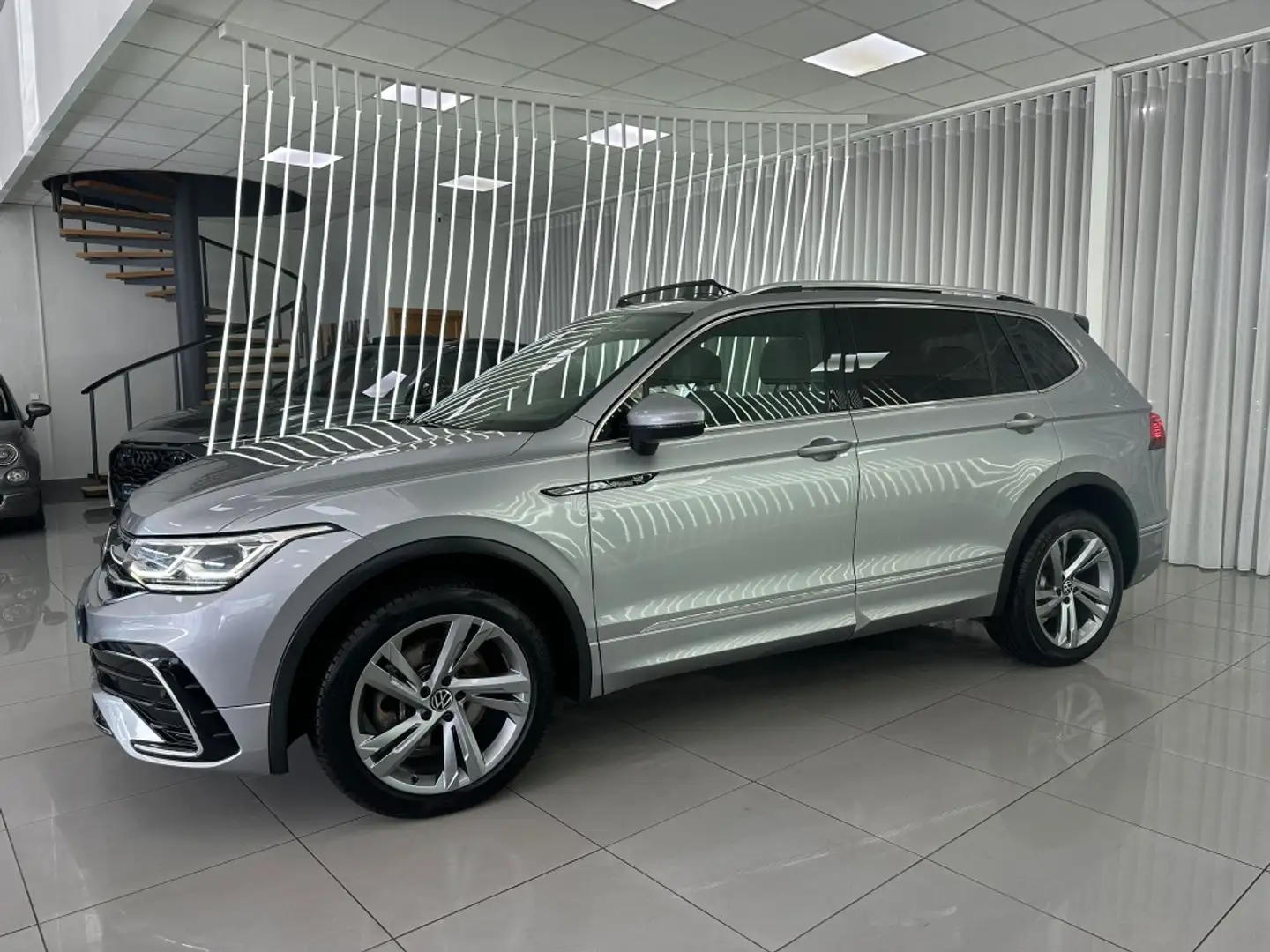 Volkswagen Tiguan Allspace 2.0TDI R-Line 4Motion DSG 147kW Gris - 2