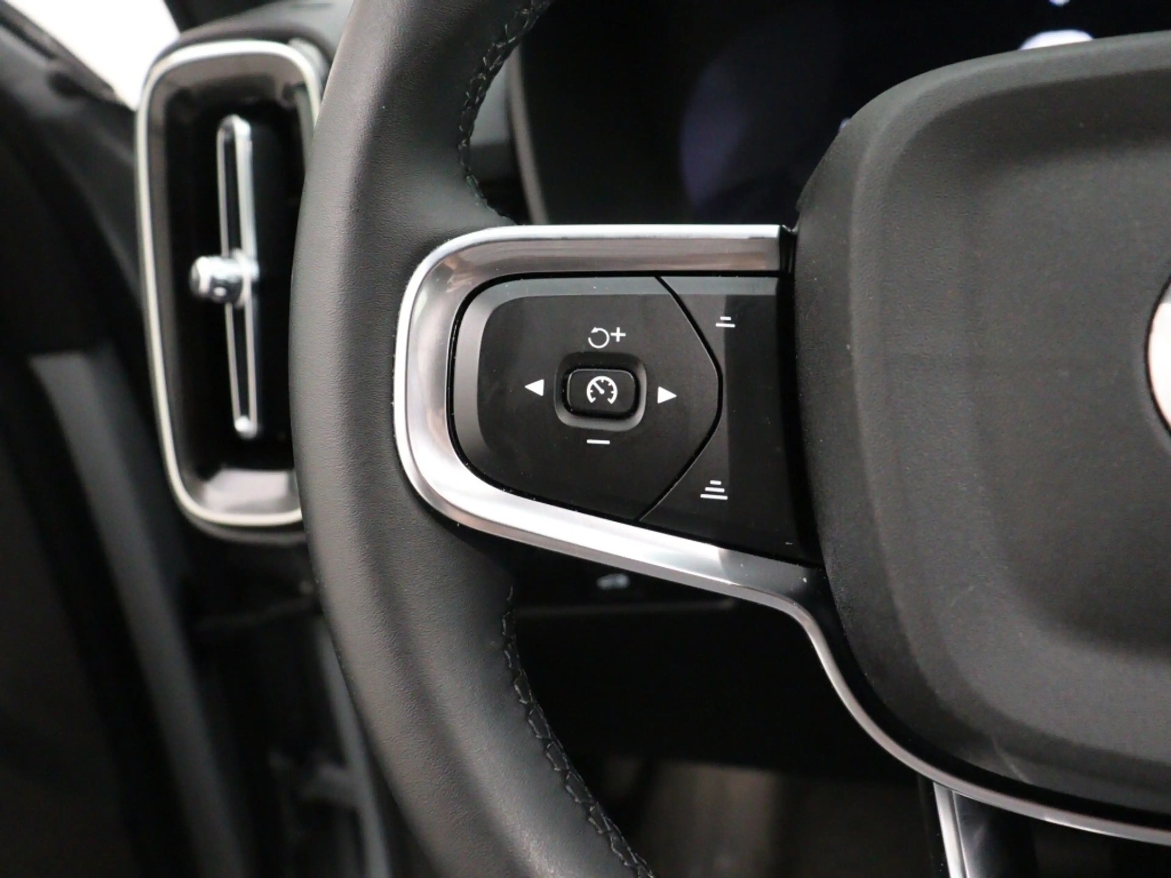 Volvo EX40 EXTENDED RANGE PLUS DARK 360GR CAM HARMAN KARDON G — photo 15