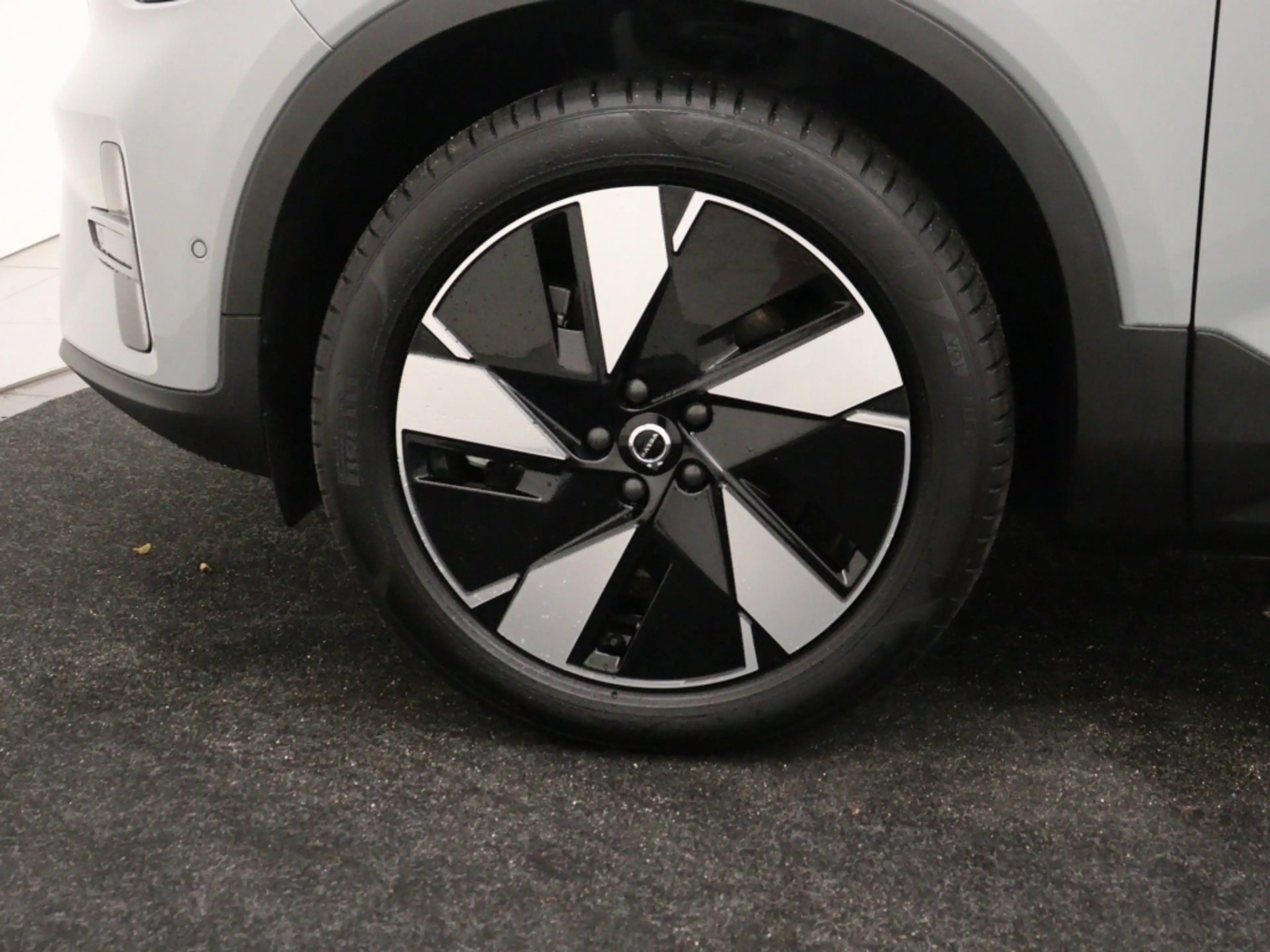 Volvo EX40 EXTENDED RANGE PLUS DARK 360GR CAM HARMAN KARDON G — photo 9