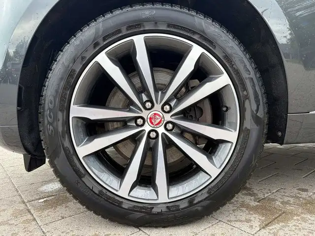 Jaguar F-Pace view 9