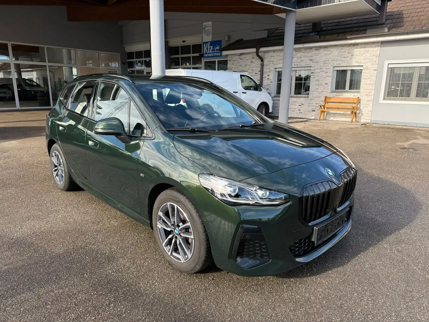 BMW 218 218i Active Tourer Aut. M-Sport/ Navi / RFK / ACC Grün - 2