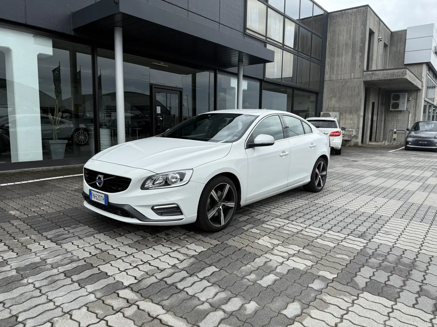Volvo S60 S60 1.6 t3 R-design Momentum powershift Bianco - 1