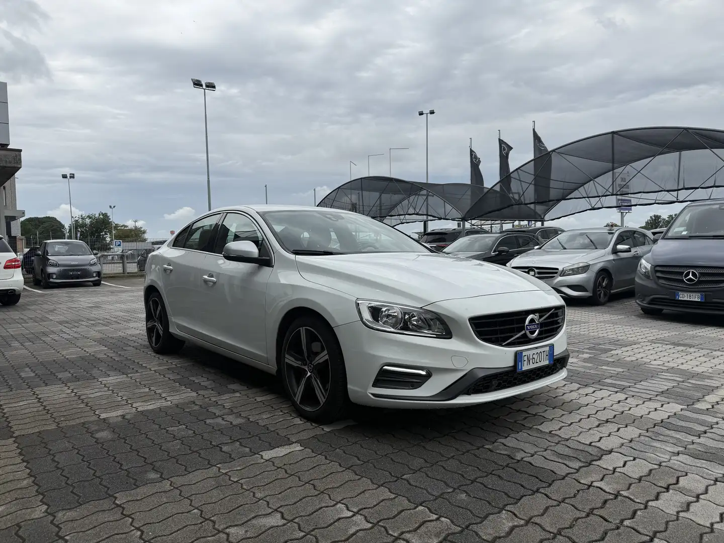 Volvo S60 S60 1.6 t3 R-design Momentum powershift Bianco - 2