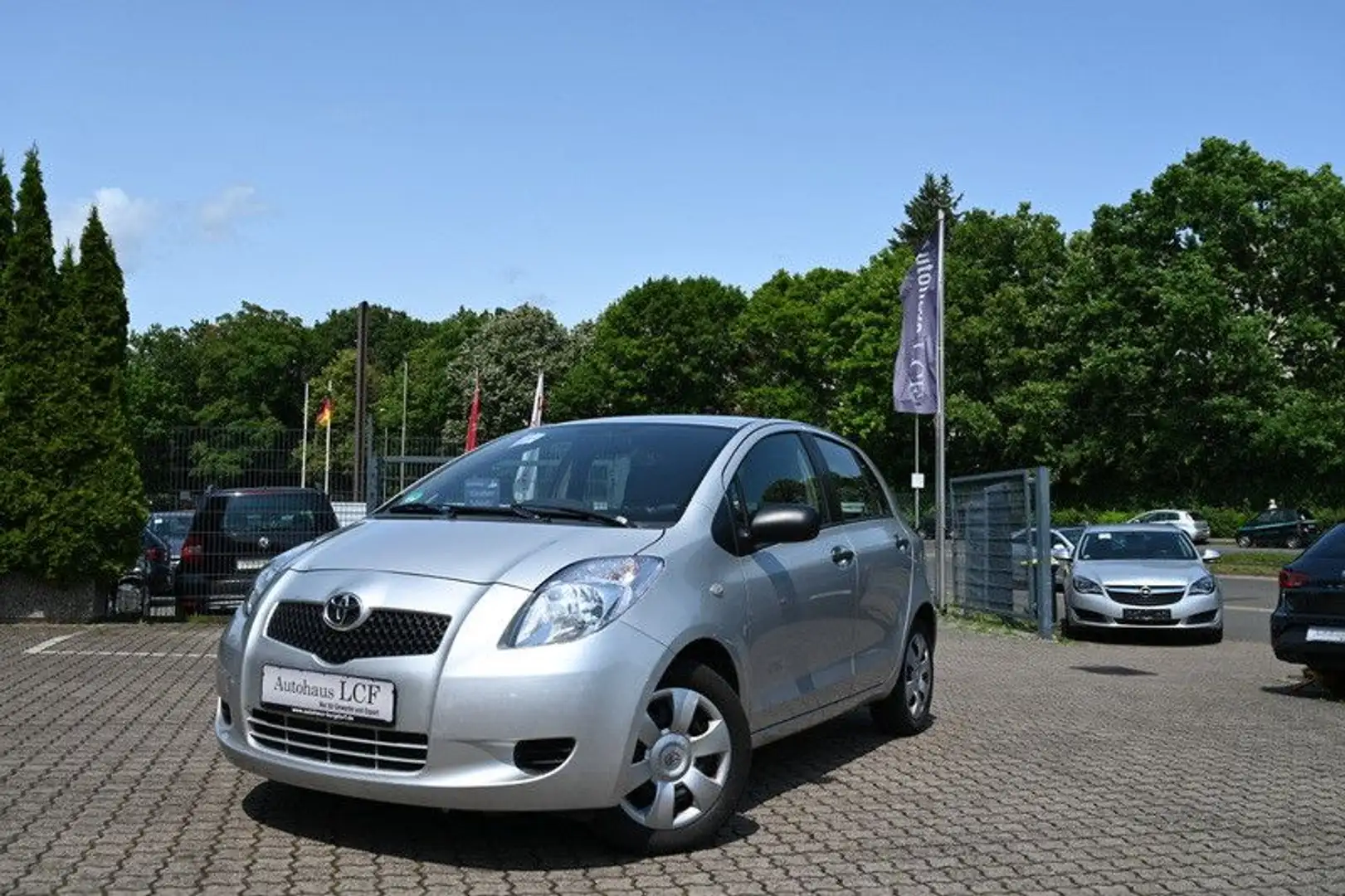 Toyota Yaris 1.3 Luna 5türig Klima TÜV 03/2027 Silver - 1