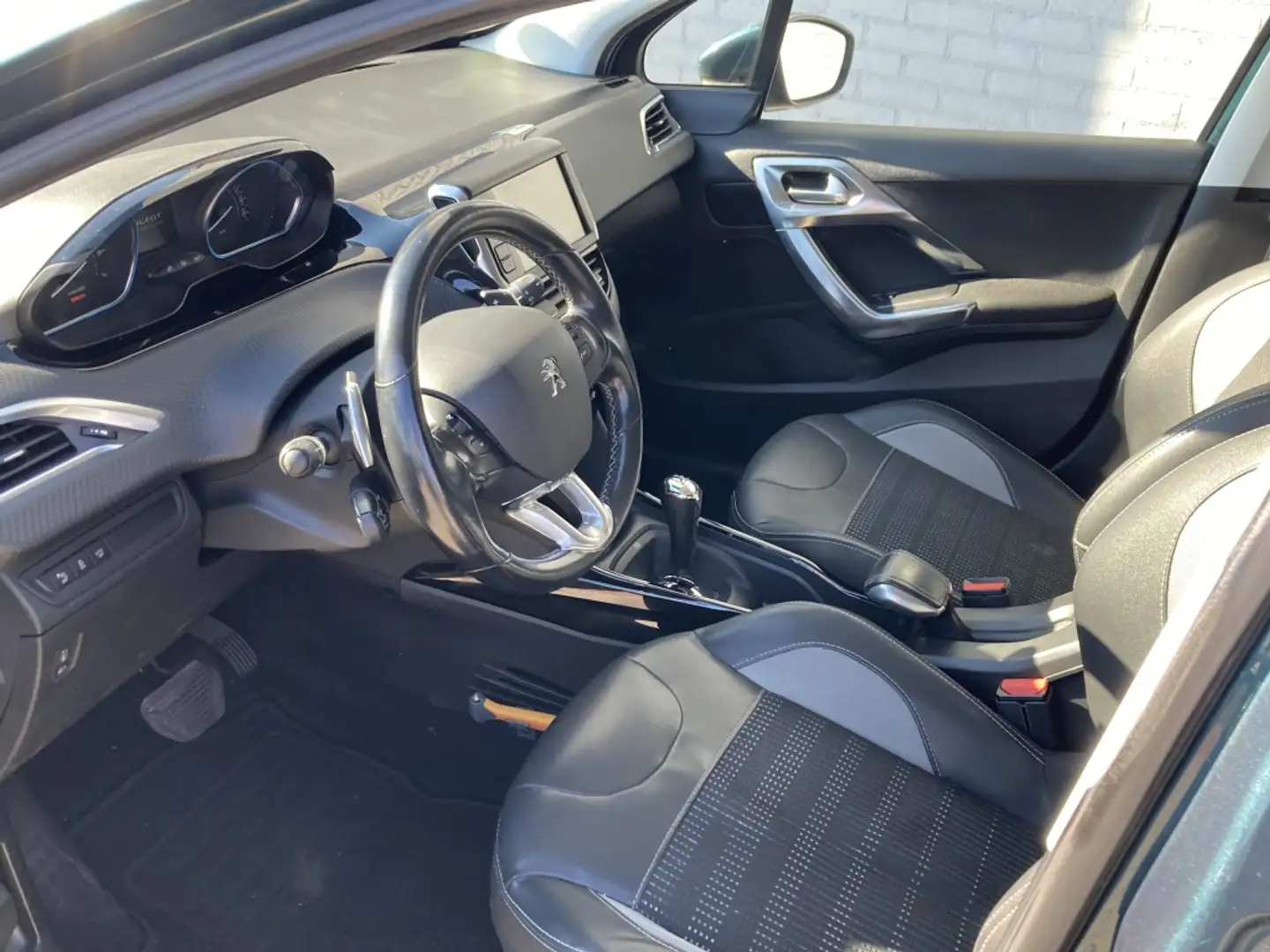 Peugeot 2008 1.2 PureTech Allure Automaat | Trekhaak | Navi | P Groen - 2
