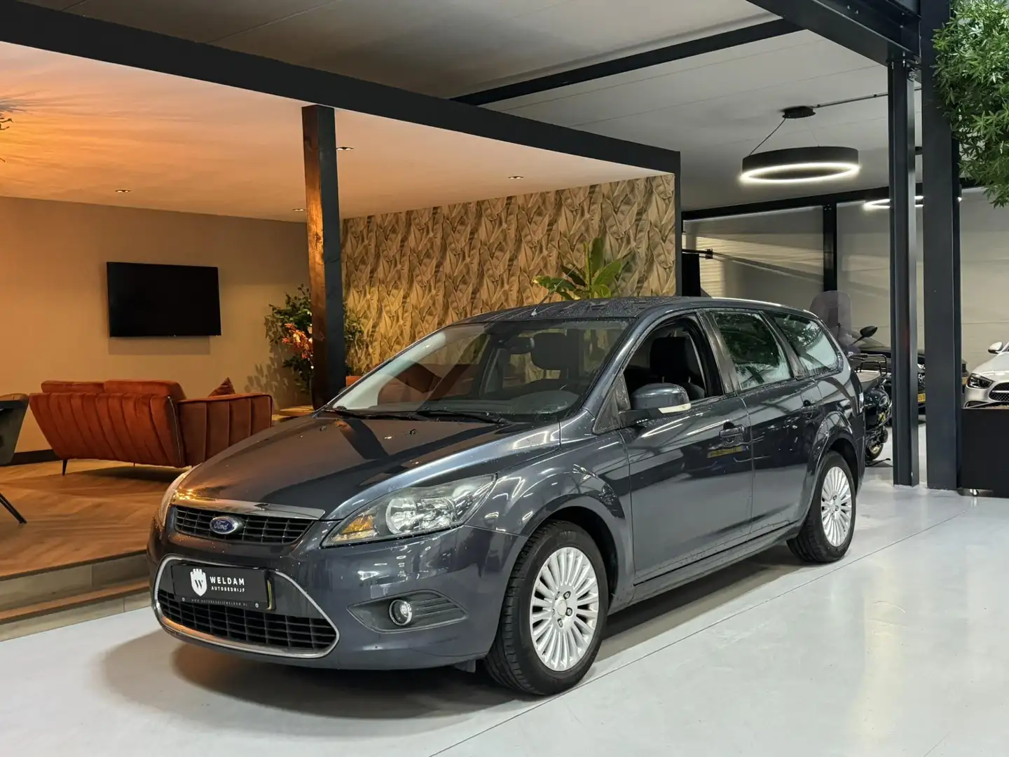 Ford Focus Wagon 1.6 Titanium NAP Trekhaak Cruise Clima Rijkl Grijs - 2